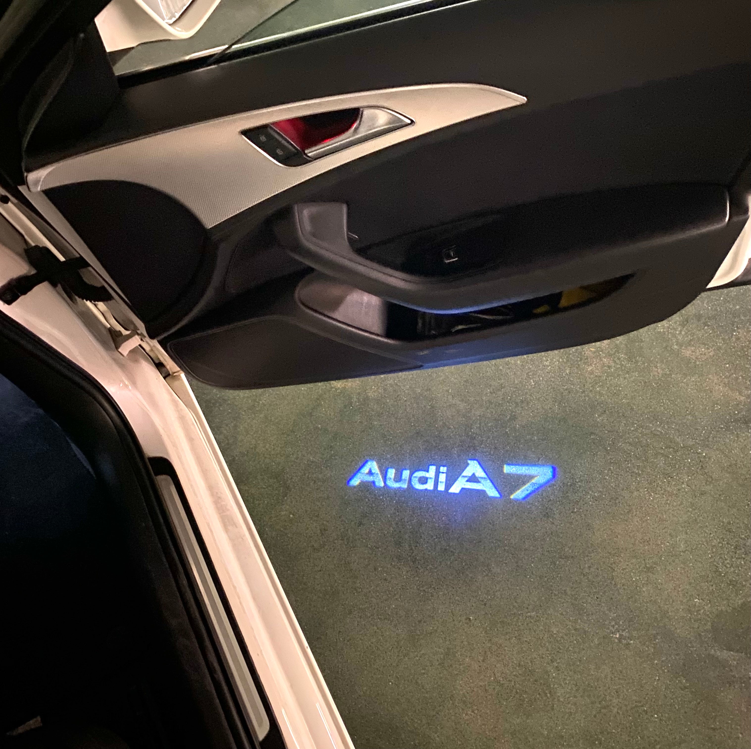 LUCES DE PROYECTOR LOGO AUDI No 120 (cantidad 1 = 2 películas con logotipo / 2 luces de puerta)