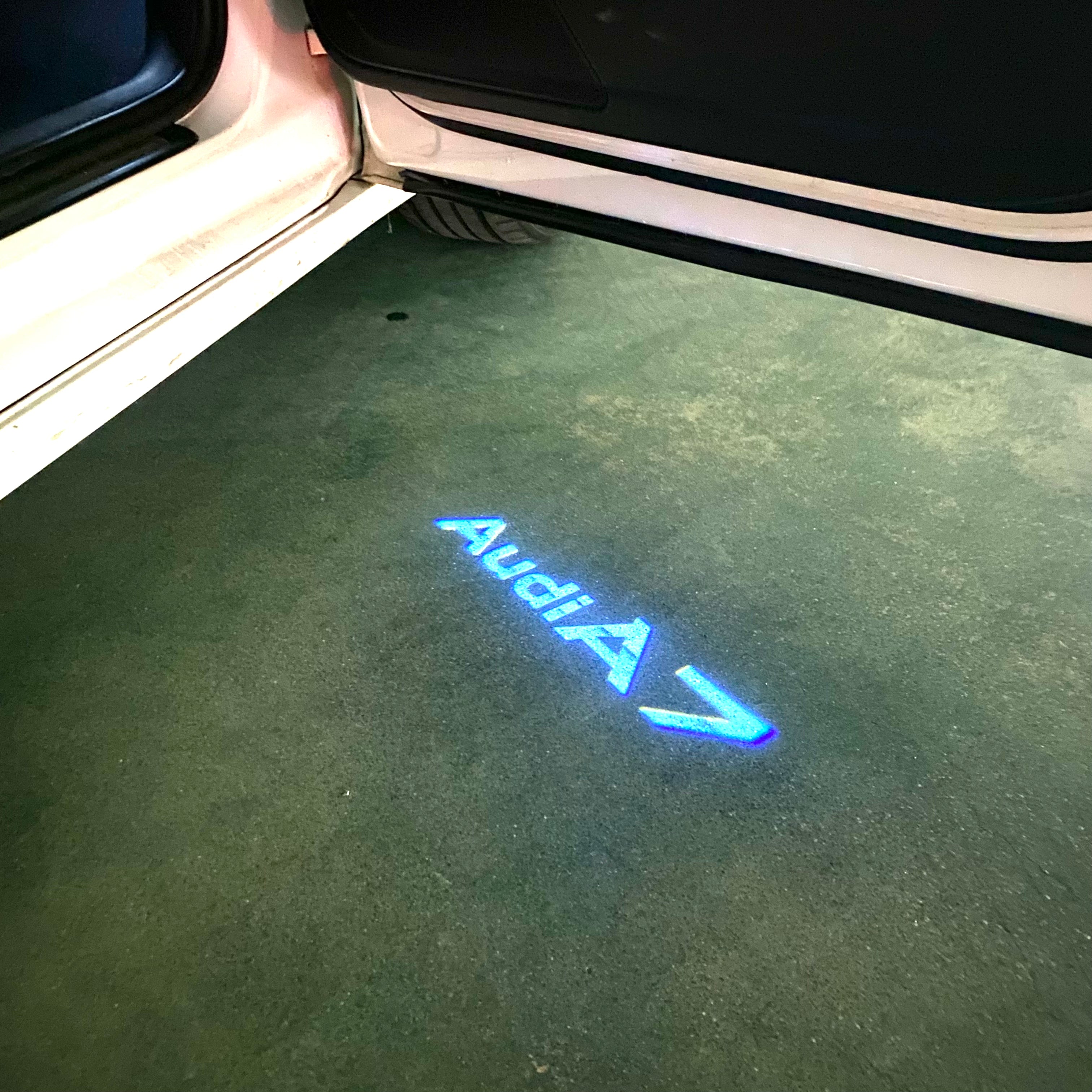 LUCES DE PROYECTOR LOGO AUDI No 120 (cantidad 1 = 2 películas con logotipo / 2 luces de puerta)