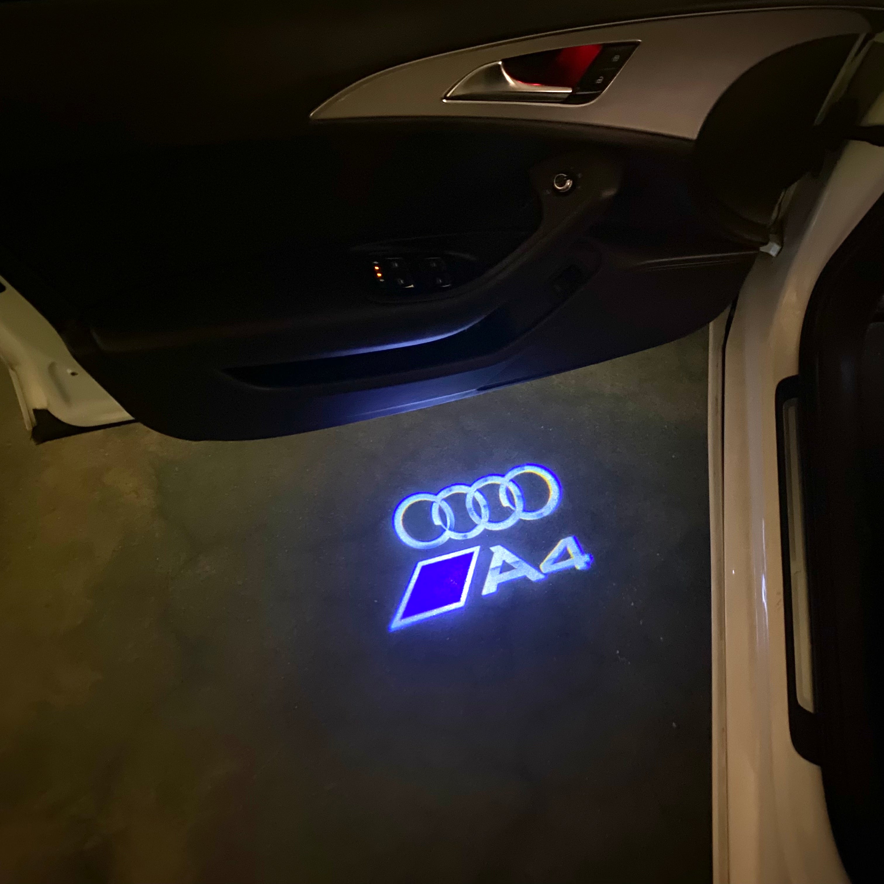 LUCES DE PROYECTOR LOGO AUDI No 120 (cantidad 1 = 2 películas con logotipo / 2 luces de puerta)