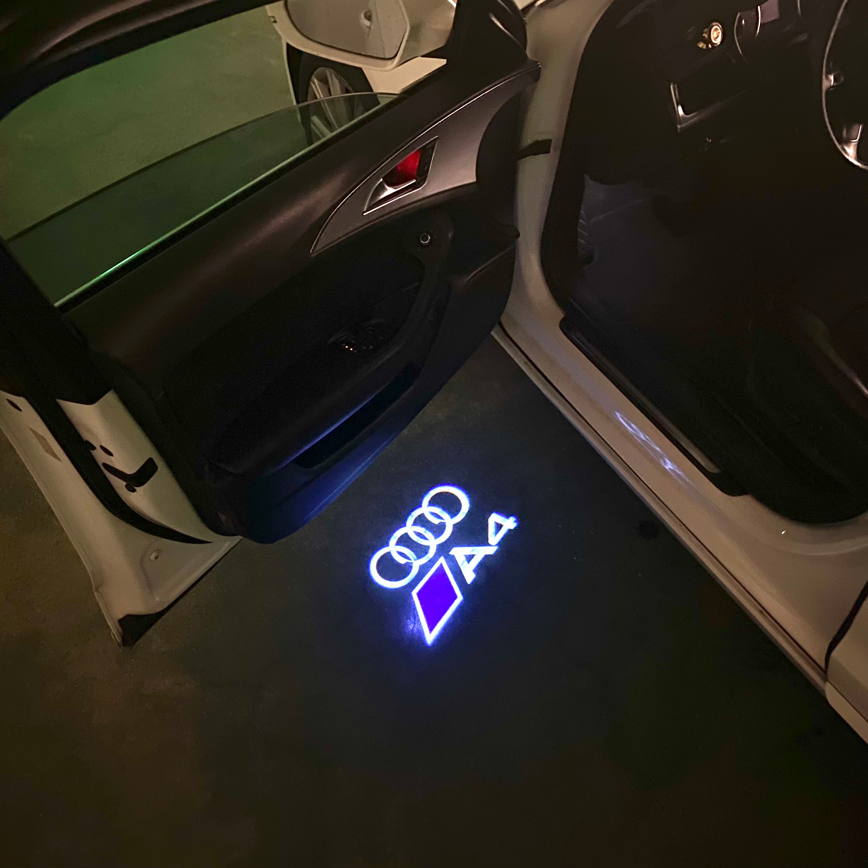 LUCES DE PROYECTOR LOGO AUDI No 120 (cantidad 1 = 2 películas con logotipo / 2 luces de puerta)