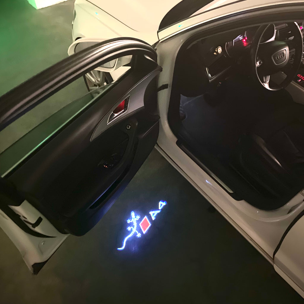 LUCES DE PROYECTOR LOGO AUDI No 120 (cantidad 1 = 2 películas con logotipo / 2 luces de puerta)