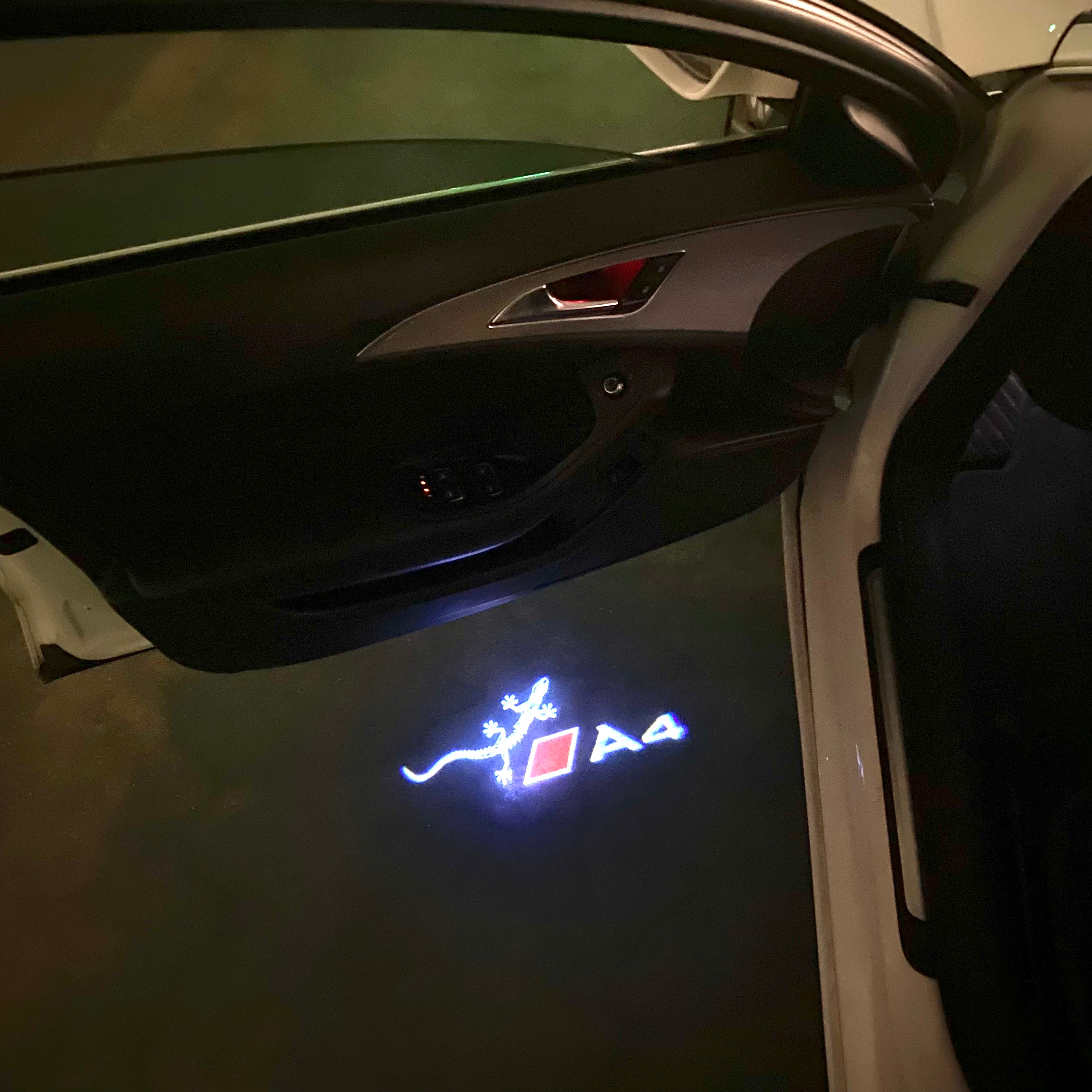 LUCES DE PROYECTOR LOGO AUDI No 120 (cantidad 1 = 2 películas con logotipo / 2 luces de puerta)