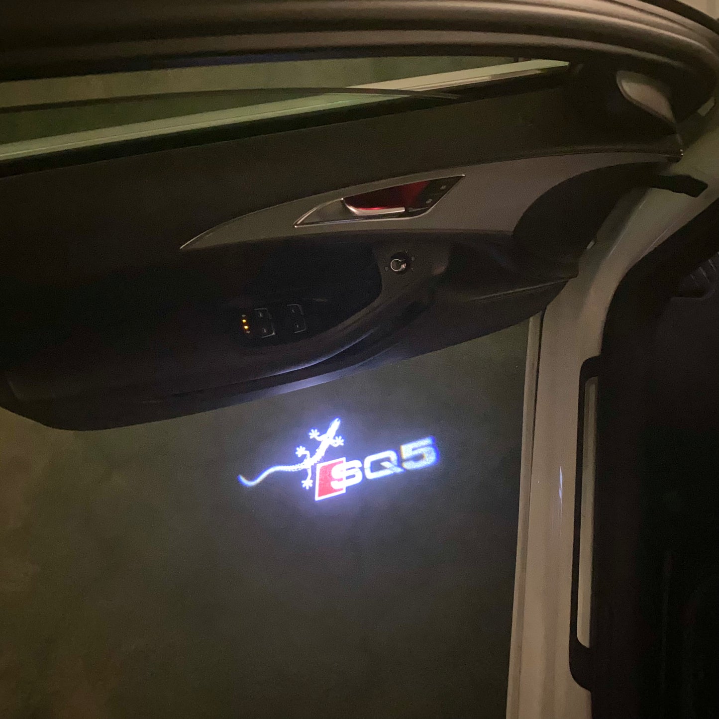 AUDI  SQ5   LOGO PROJECTOT LIGHTS  (quantity 1 = 2 Logo Films /2 door lights）Nr.12B68