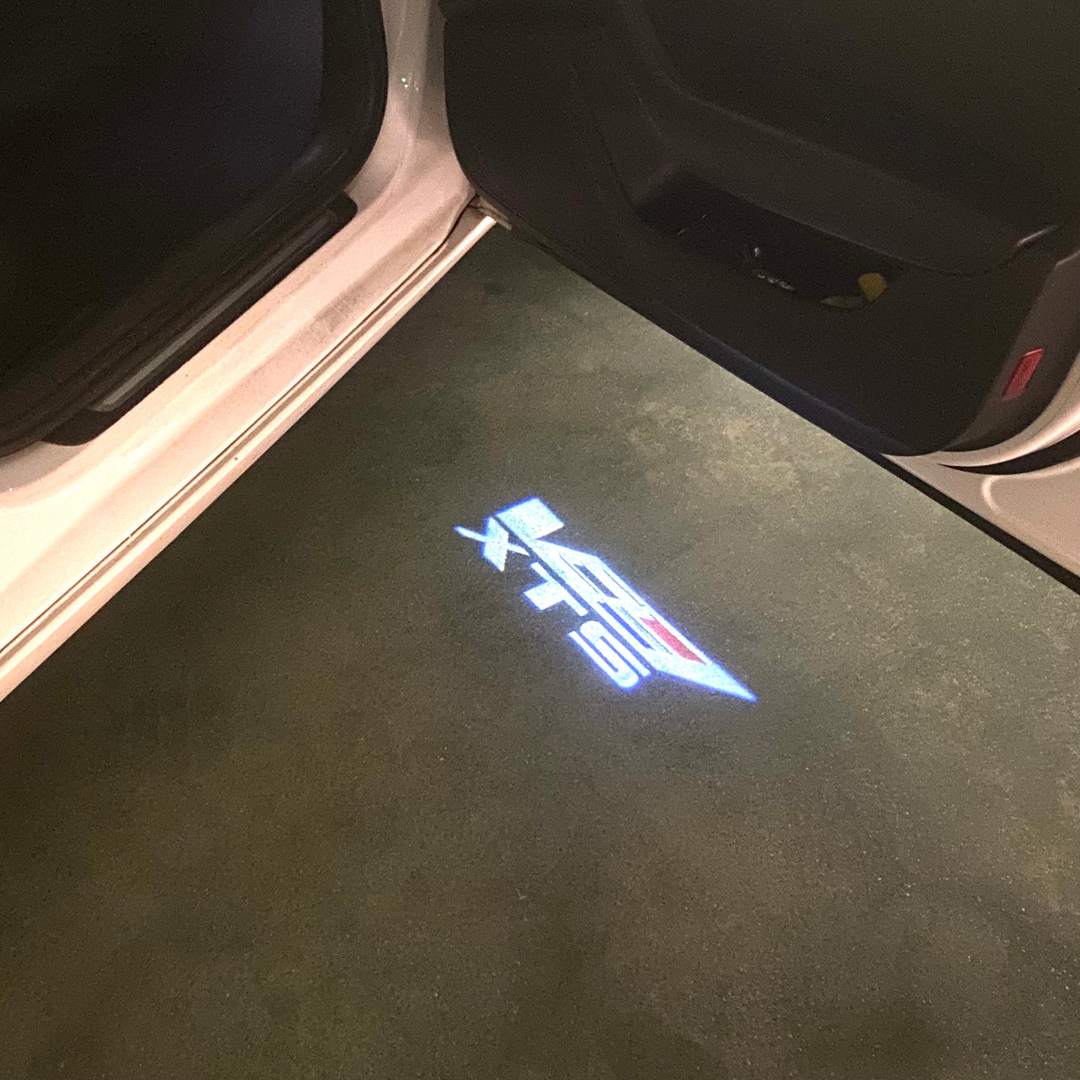 CADILLAC XTS LOGO PROJECTOT LIGHTS Nr.9756 (quantity 1 = 2 Logo Films /2 door lights）