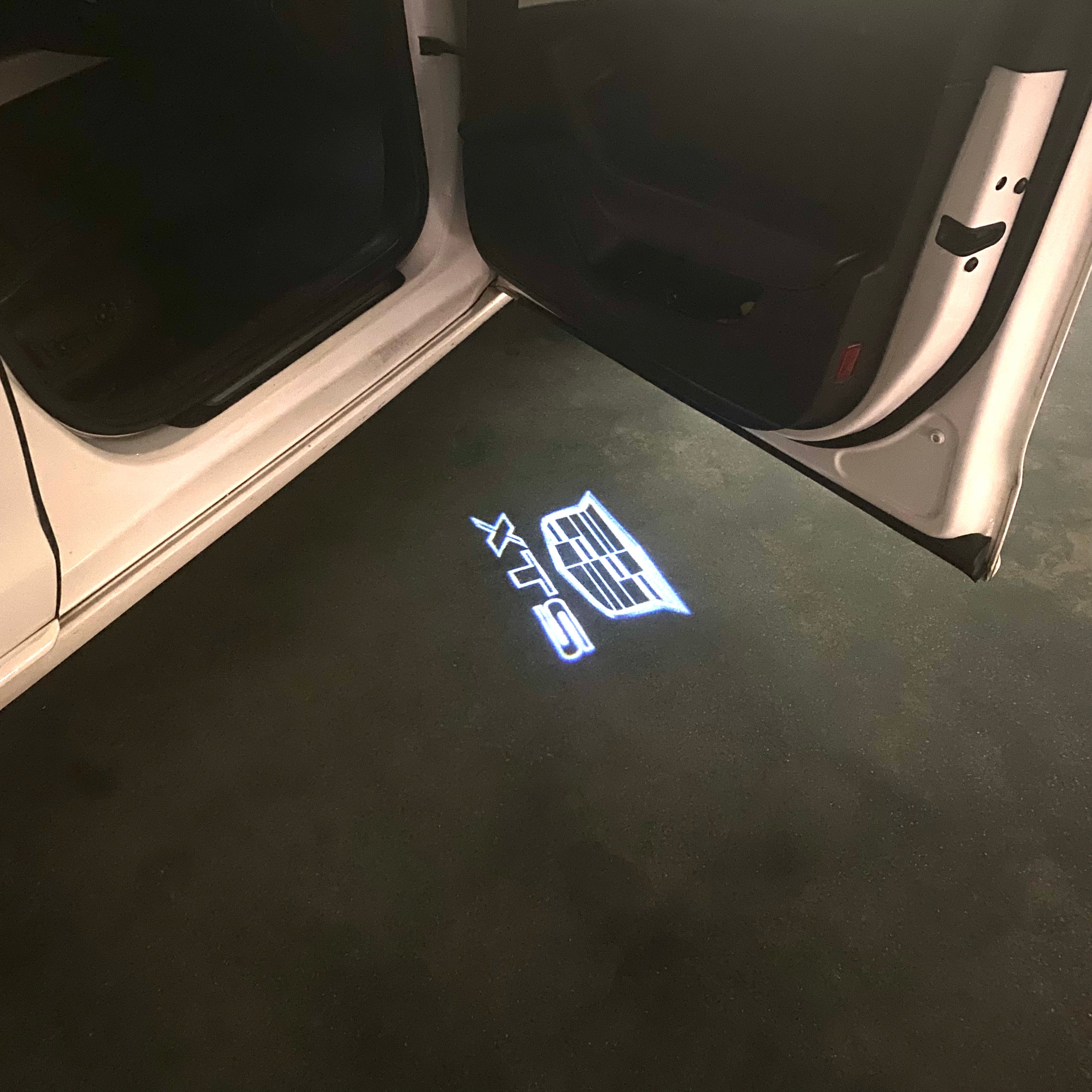 CADILLAC XTS LOGO PROJECTOT LIGHTS Nr.9726 (quantity 1 = 2 Logo Films /2 door lights）