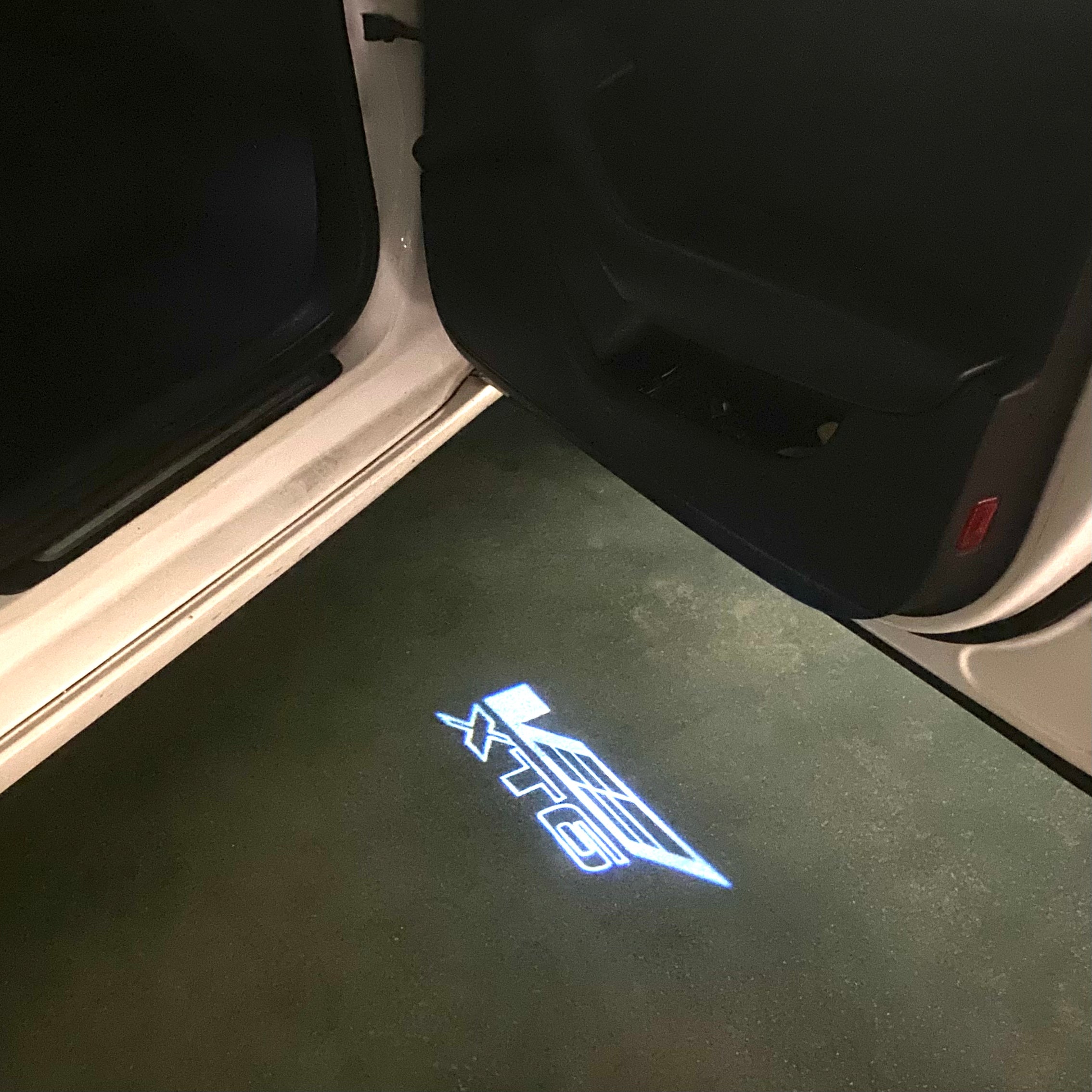 CADILLAC XT6 LOGO PROJECTOT LIGHTS Nr.9769 (quantity 1 = 2 Logo Films /2 door lights）