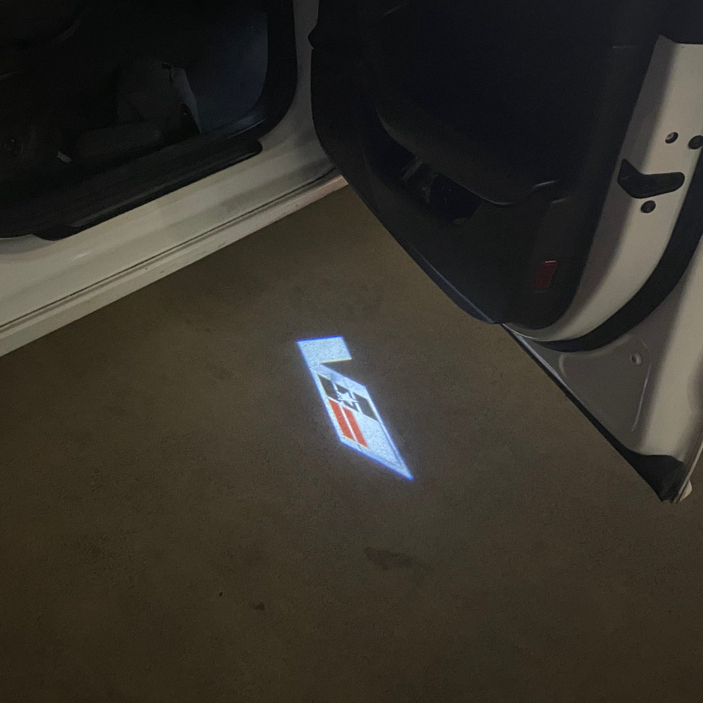 CADILLAC V  SERIES LOGO PROJECTOT LIGHTS Nr.9773 (quantity 1 = 2 Logo Films /2 door lights）