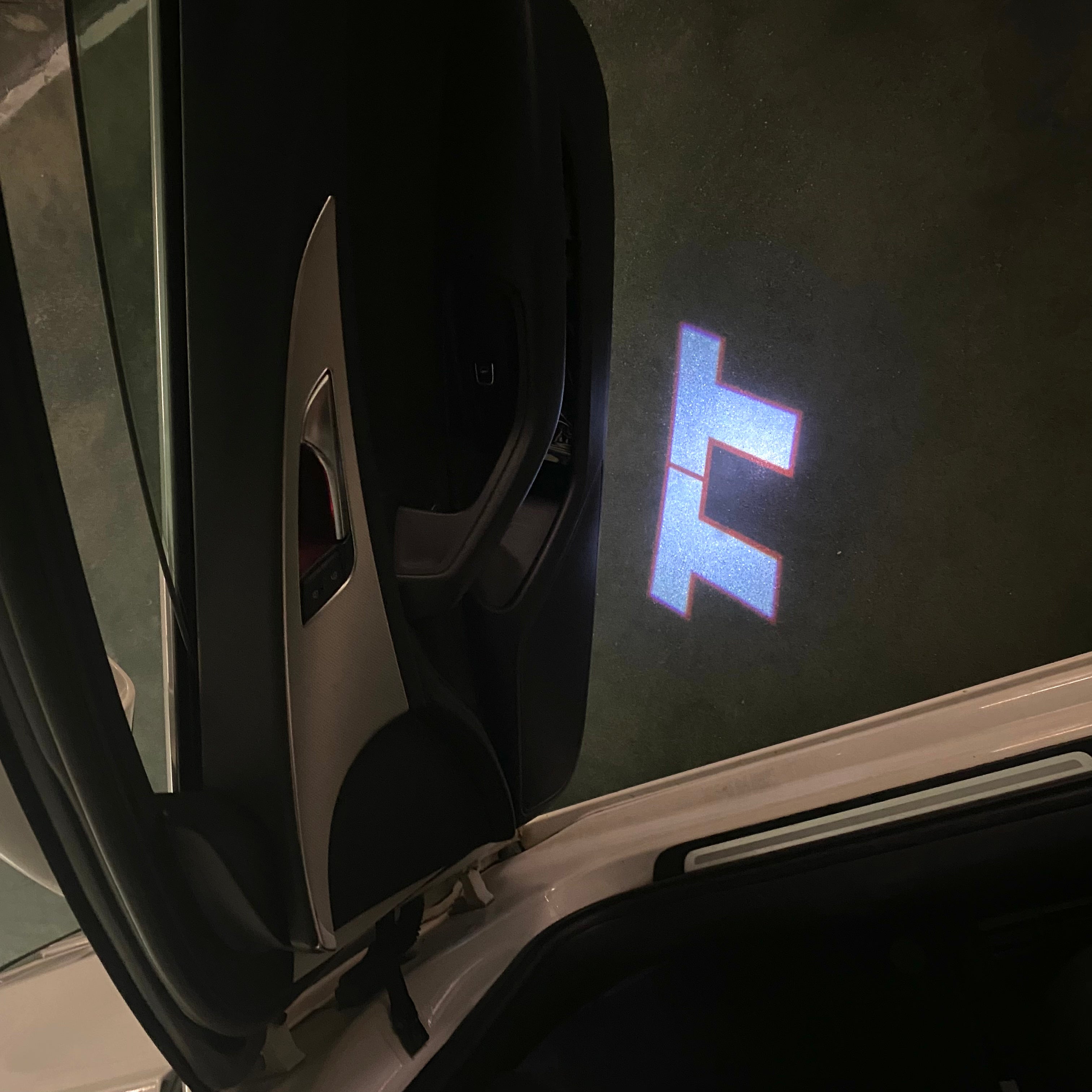 LUCI PROIETTORI LOGO AUDI Nr.15 (quantità 1 = 2 Pellicole Logo / 2 luci porta)