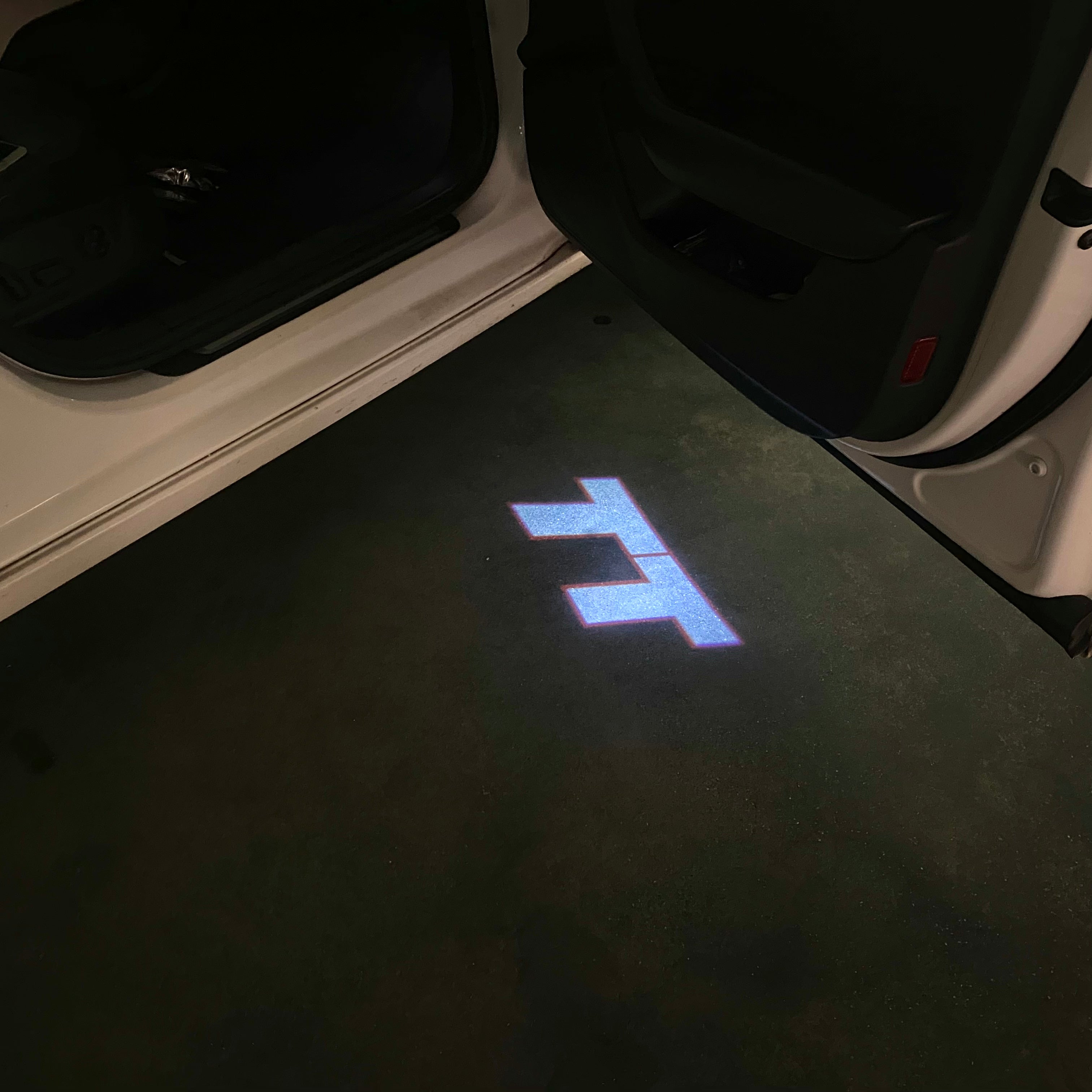 LUCI PROIETTORI LOGO AUDI Nr.15 (quantità 1 = 2 Pellicole Logo / 2 luci porta)