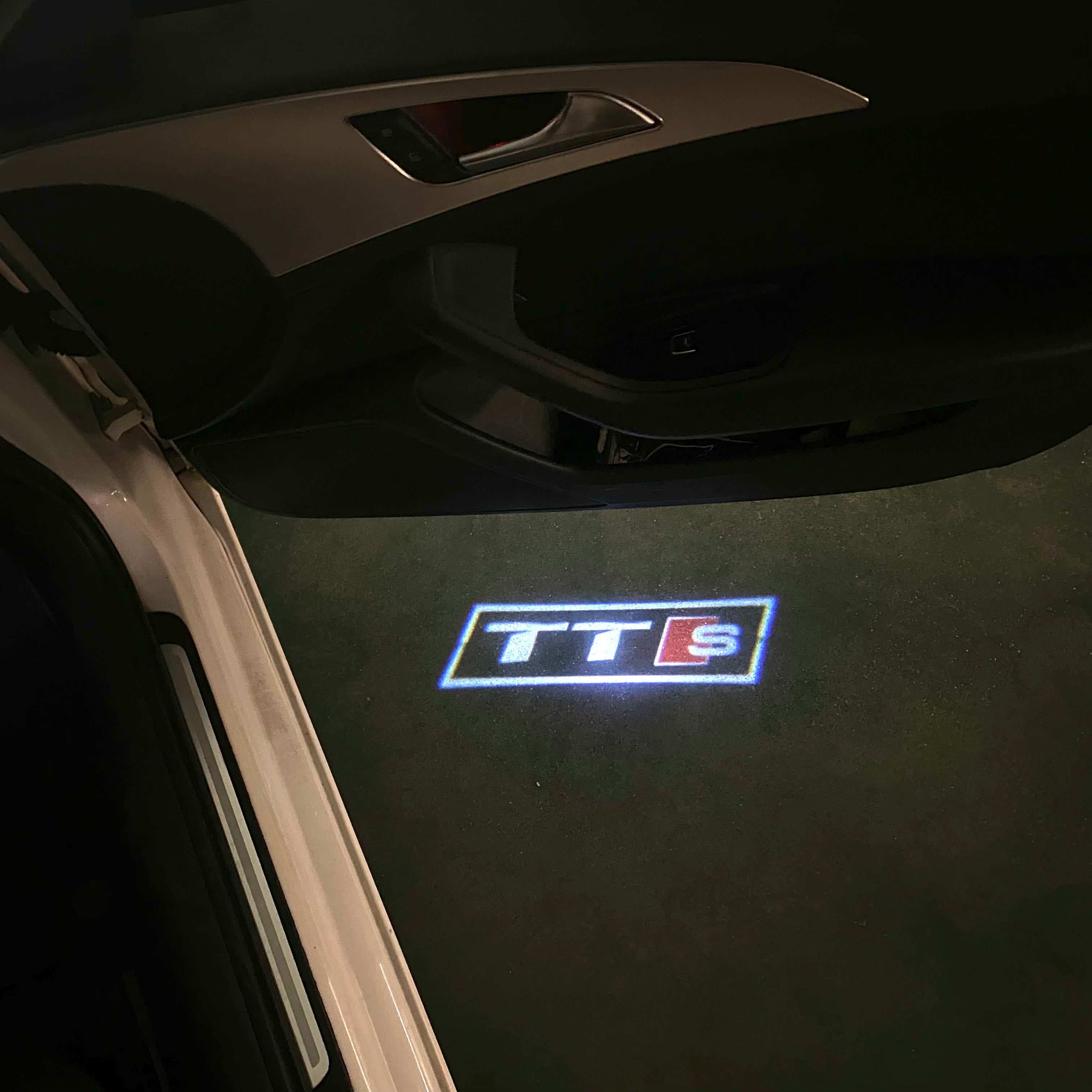 AUDI LOGO PROJECTOT LIGHTS Nr.120 (الكمية 1 = 2 Logo Films /2 أضواء الباب)