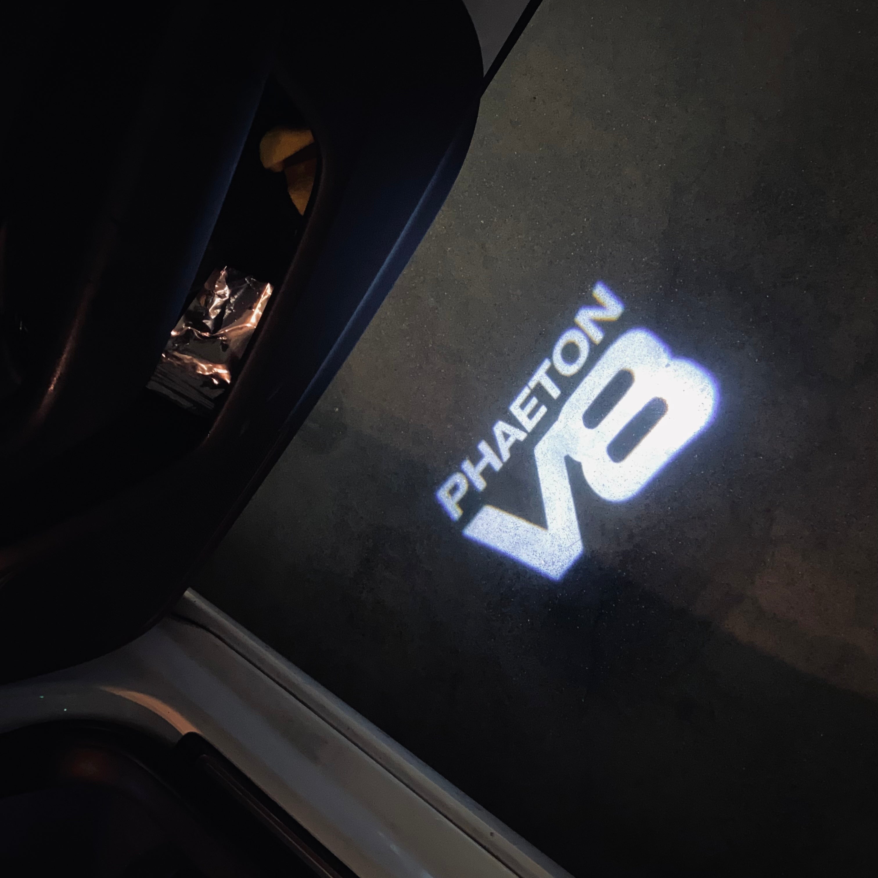 Volkswagen Porta luci PHAETON V8 Logo Nr. 75 (quantità 1 = 2 Logo Film /2 luci)