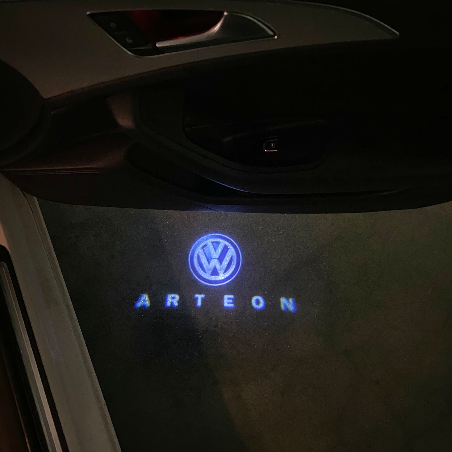 فولكس فاجن أرتيون أضواء الباب ARTEON Logo Nr. 83 (الكمية 1 = 2 Logo Films / 2 Door Lights）