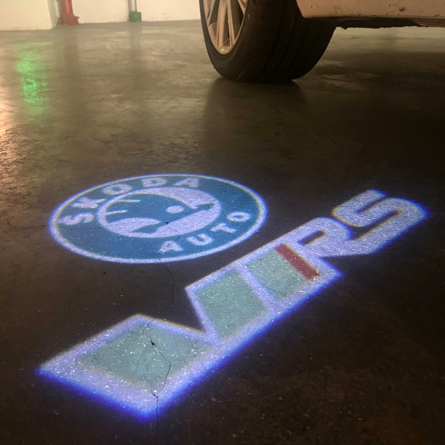 LUCES SKODA VRS LOGO Nr.21 (cantidad 1 = 2 Película con Logo / 2 luces de puerta)