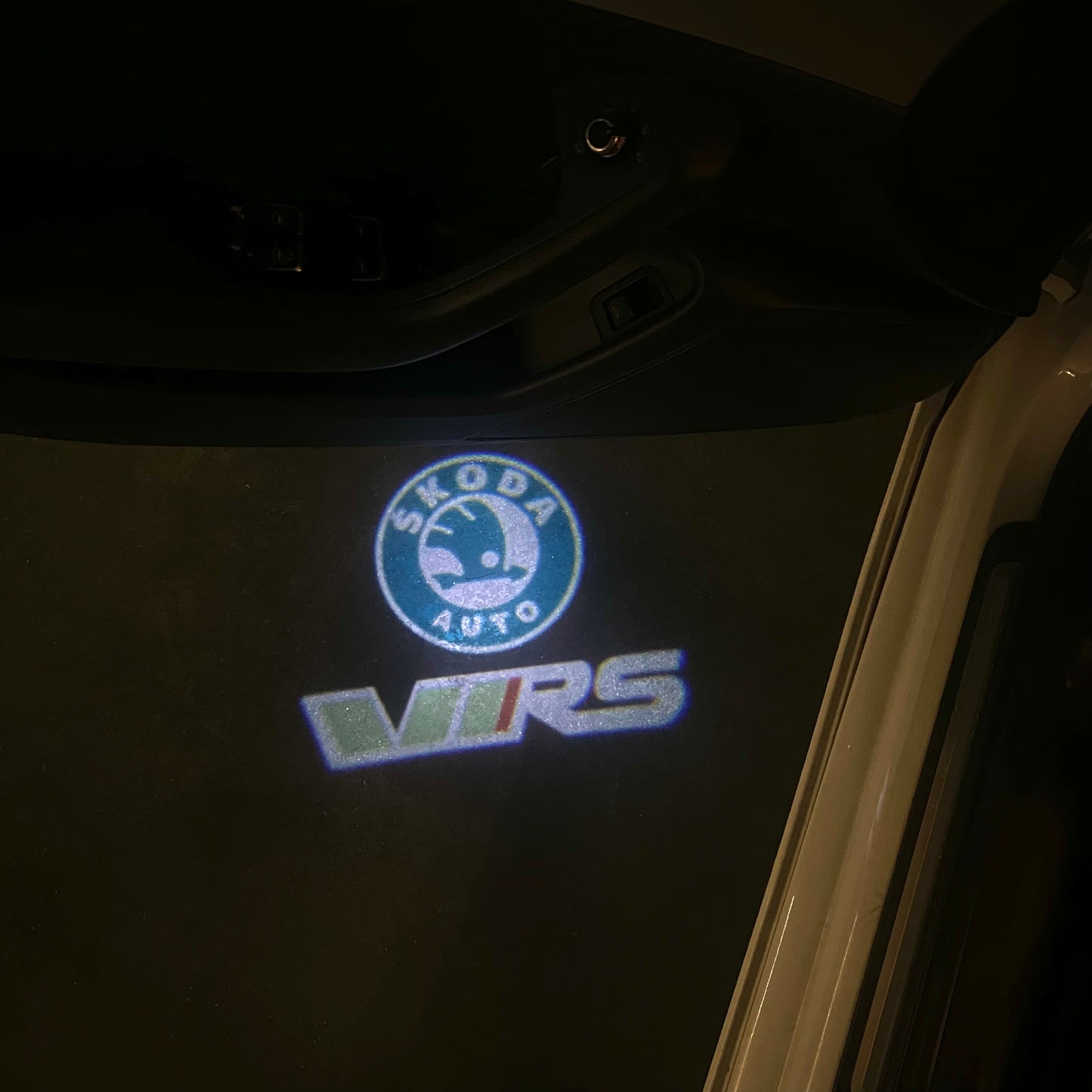 LUCES SKODA VRS LOGO Nr.21 (cantidad 1 = 2 Película con Logo / 2 luces de puerta)