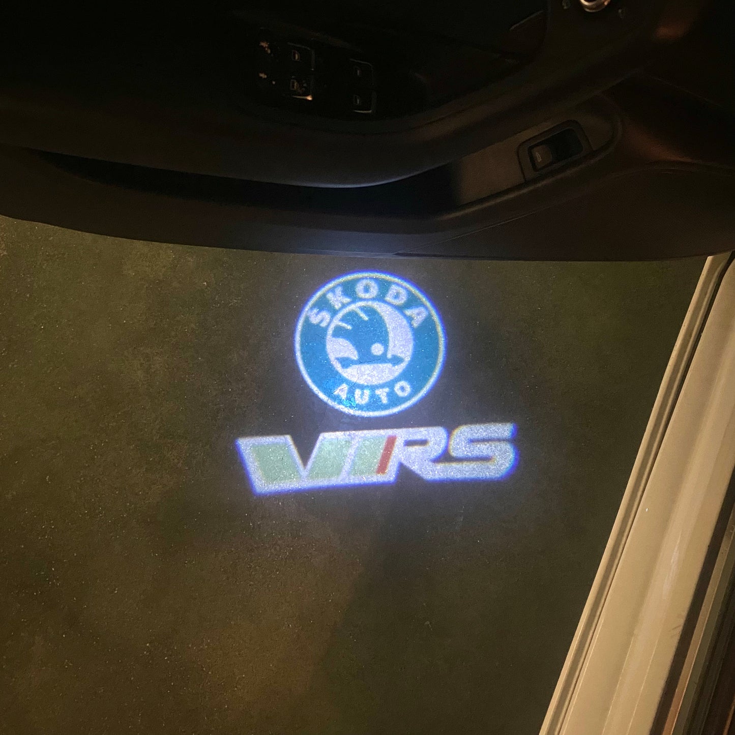 LUCES SKODA VRS LOGO Nr.21 (cantidad 1 = 2 Película con Logo / 2 luces de puerta)