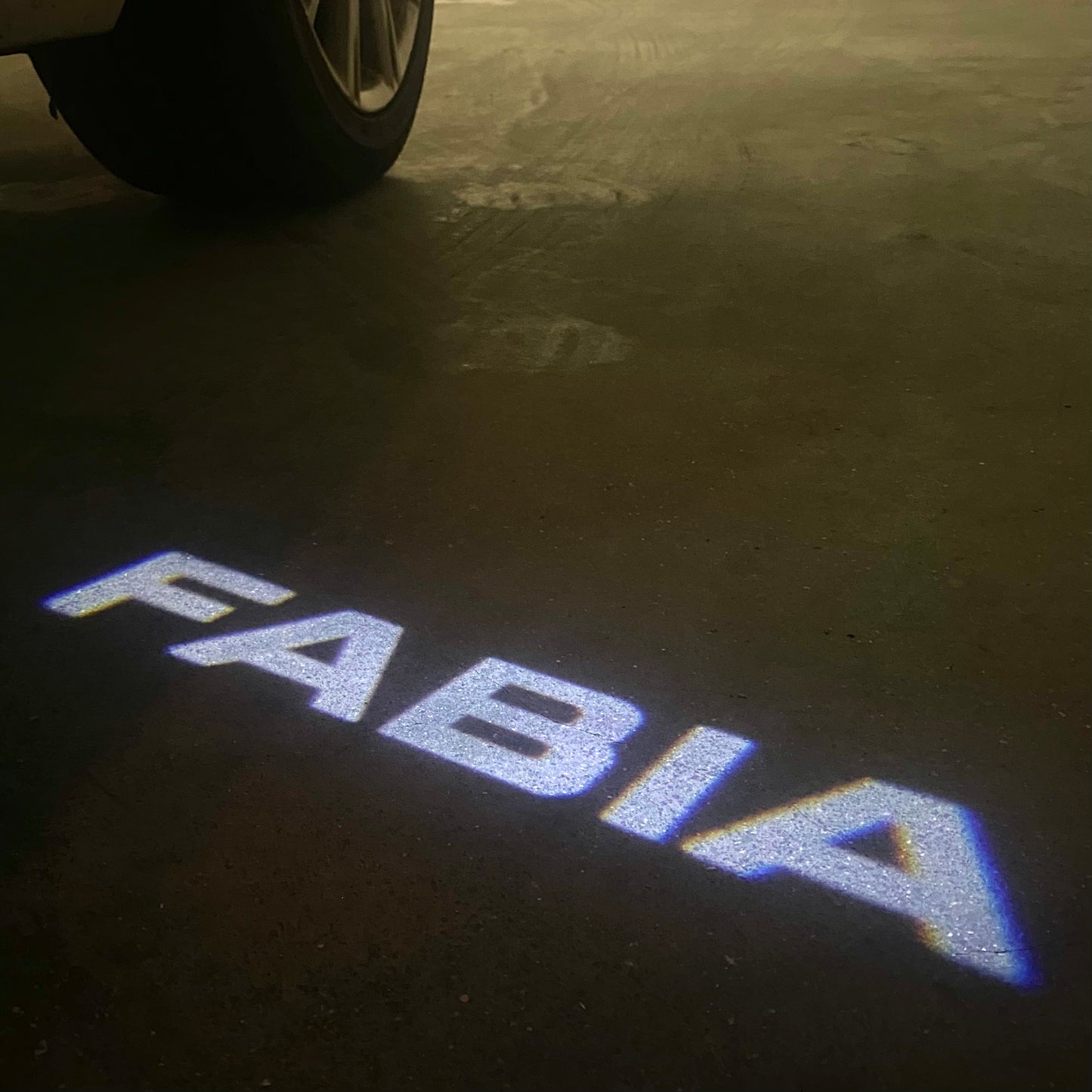 LUCES SKODA FABIA 6 Y LOGO PROJECTOT Nr.19 (cantidad 1 = 2 películas con logotipo / 2 luces de puerta）