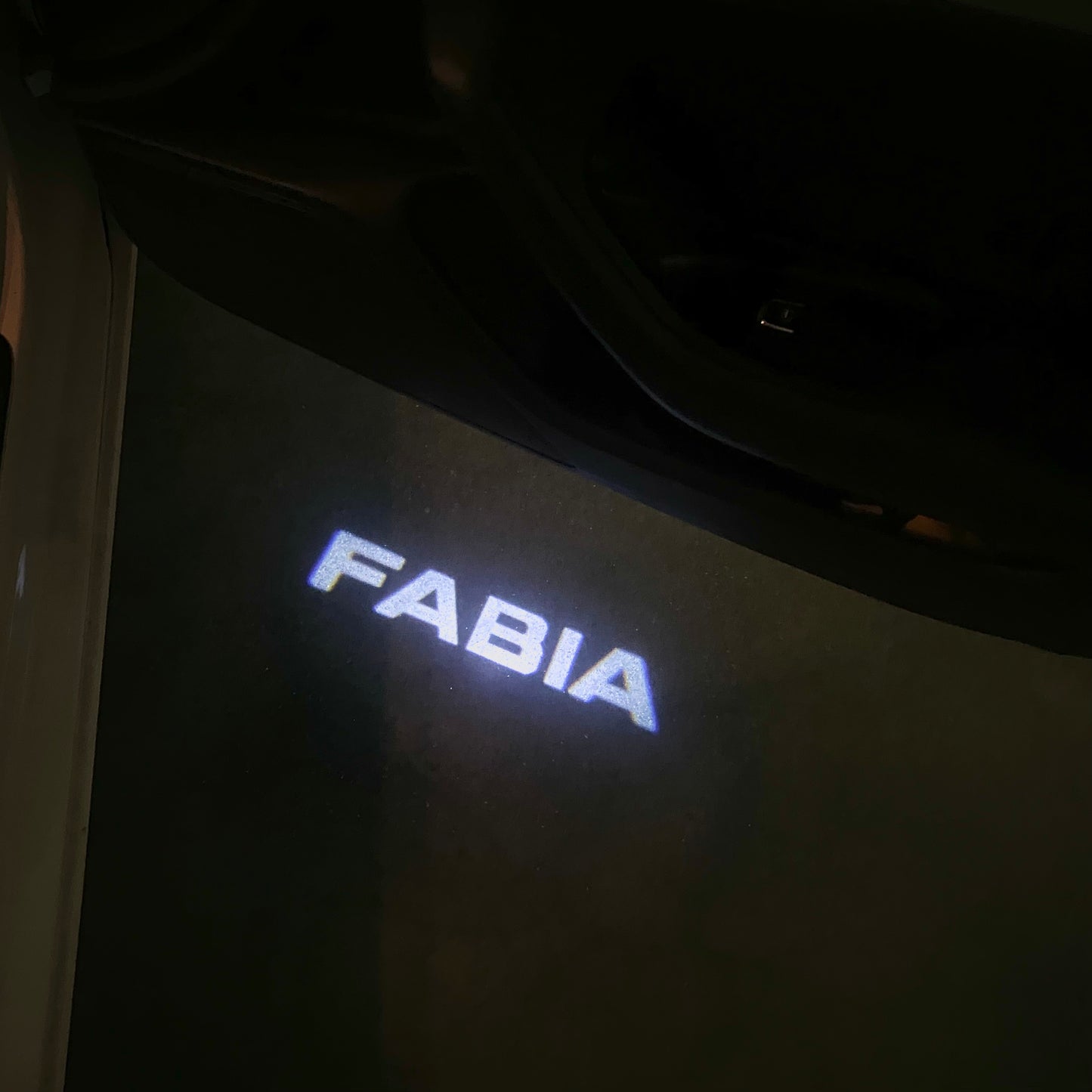 LUCES SKODA FABIA 6 Y LOGO PROJECTOT Nr.19 (cantidad 1 = 2 películas con logotipo / 2 luces de puerta）