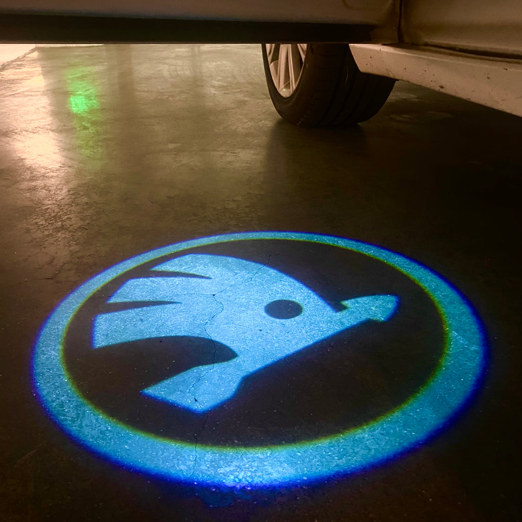 LUCI PROIETTORI LOGO SKODA Nr.81 (quantità 1 = 2 Logo Film / 2 luci porta)