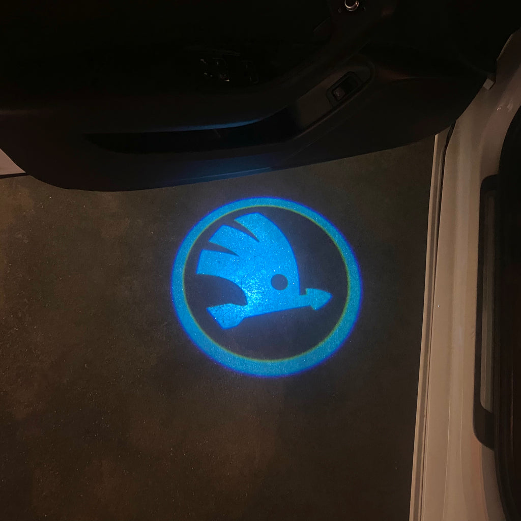 LUCI PROIETTORI LOGO SKODA Nr.81 (quantità 1 = 2 Logo Film / 2 luci porta)