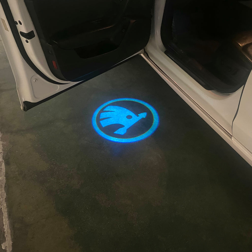 LUCI PROIETTORI LOGO SKODA Nr.81 (quantità 1 = 2 Logo Film / 2 luci porta)