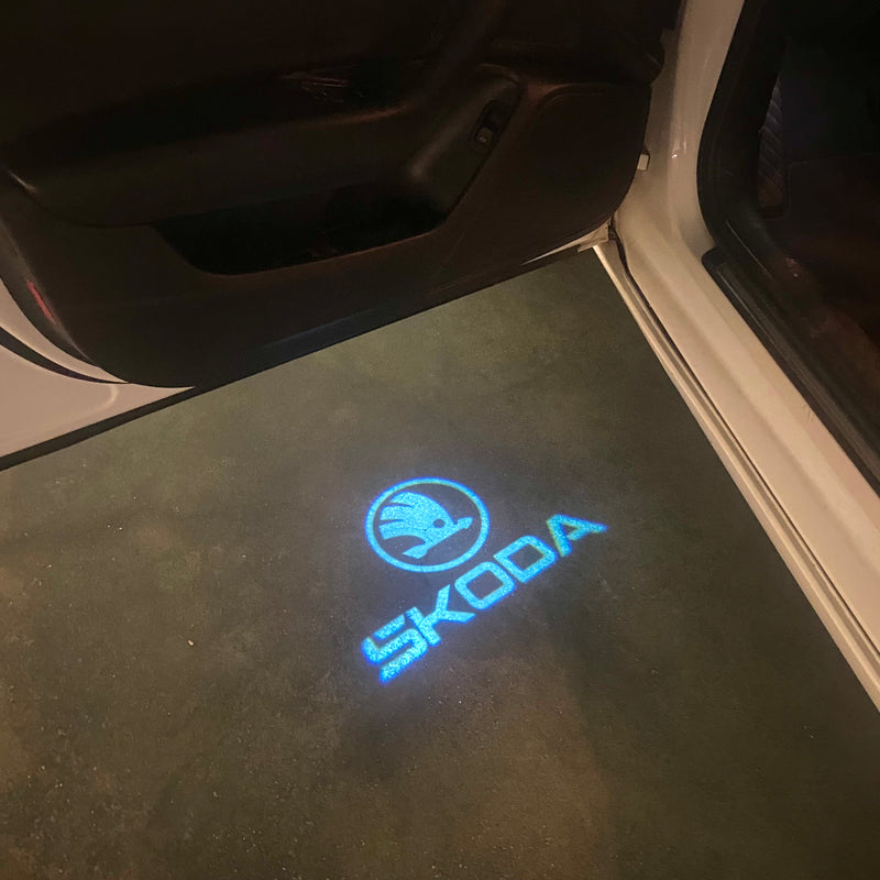 SKODA LOGO PROJECTOT LIGHTS Nr.81 (quantité 1 = 2 Logo Film / 2 feux de porte)