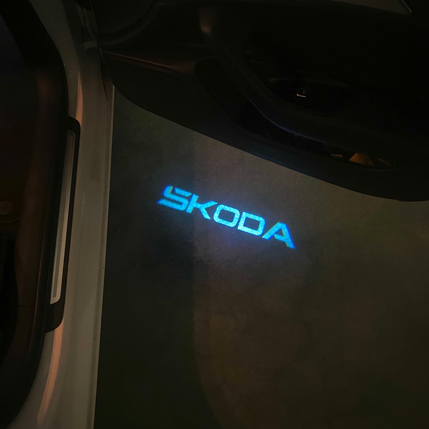 SKODA LOGO PROJECTOR LIGHTS Nr.39 (الكمية 1 = 2 شعار فيلم / 2 مصباح باب)