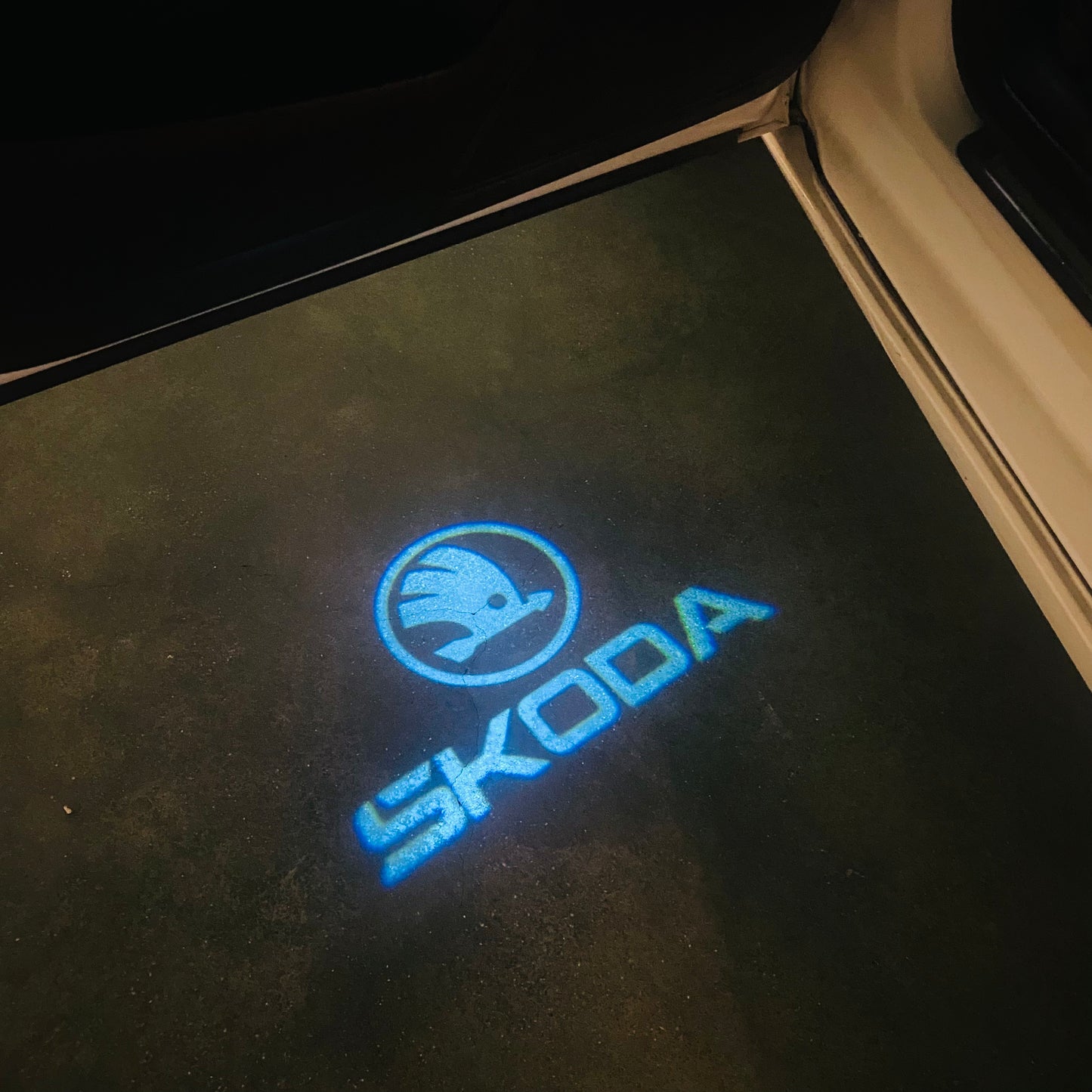 LUCI PROIETTORI LOGO SKODA Nr.81 (quantità 1 = 2 Logo Film / 2 luci porta)