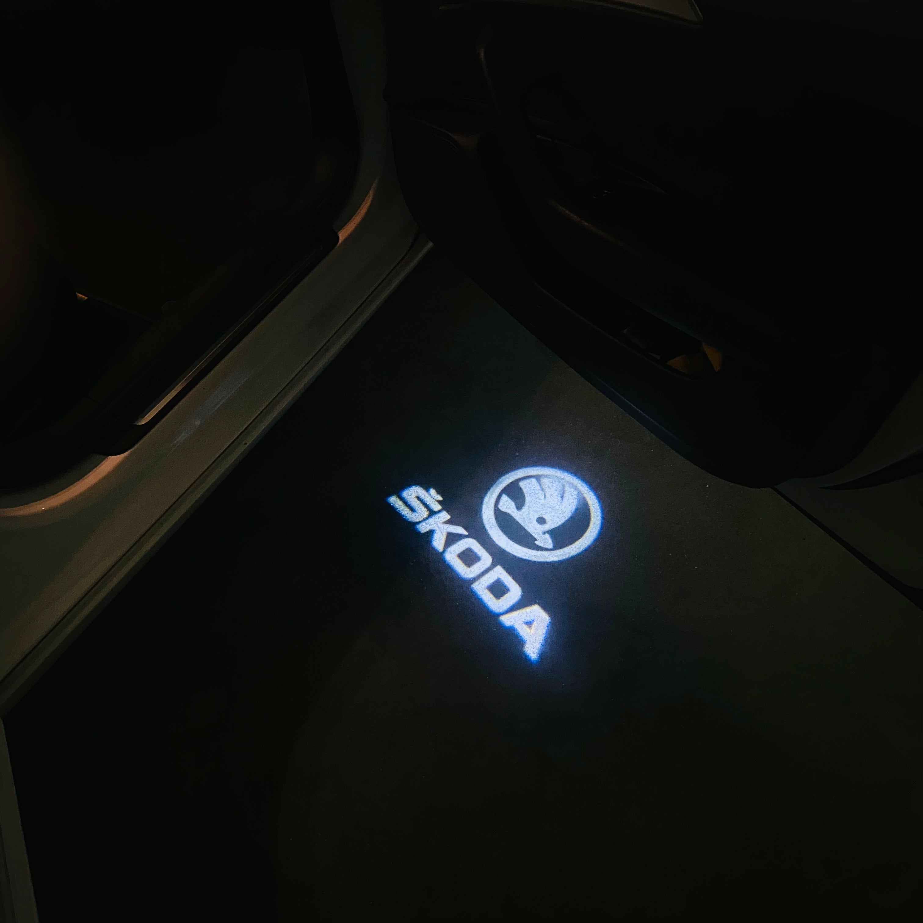 SKODA LOGO PROJECTOT LIGHTS Nr.09 (Menge 1 = 2 Logo Film / 2 Türleuchten)