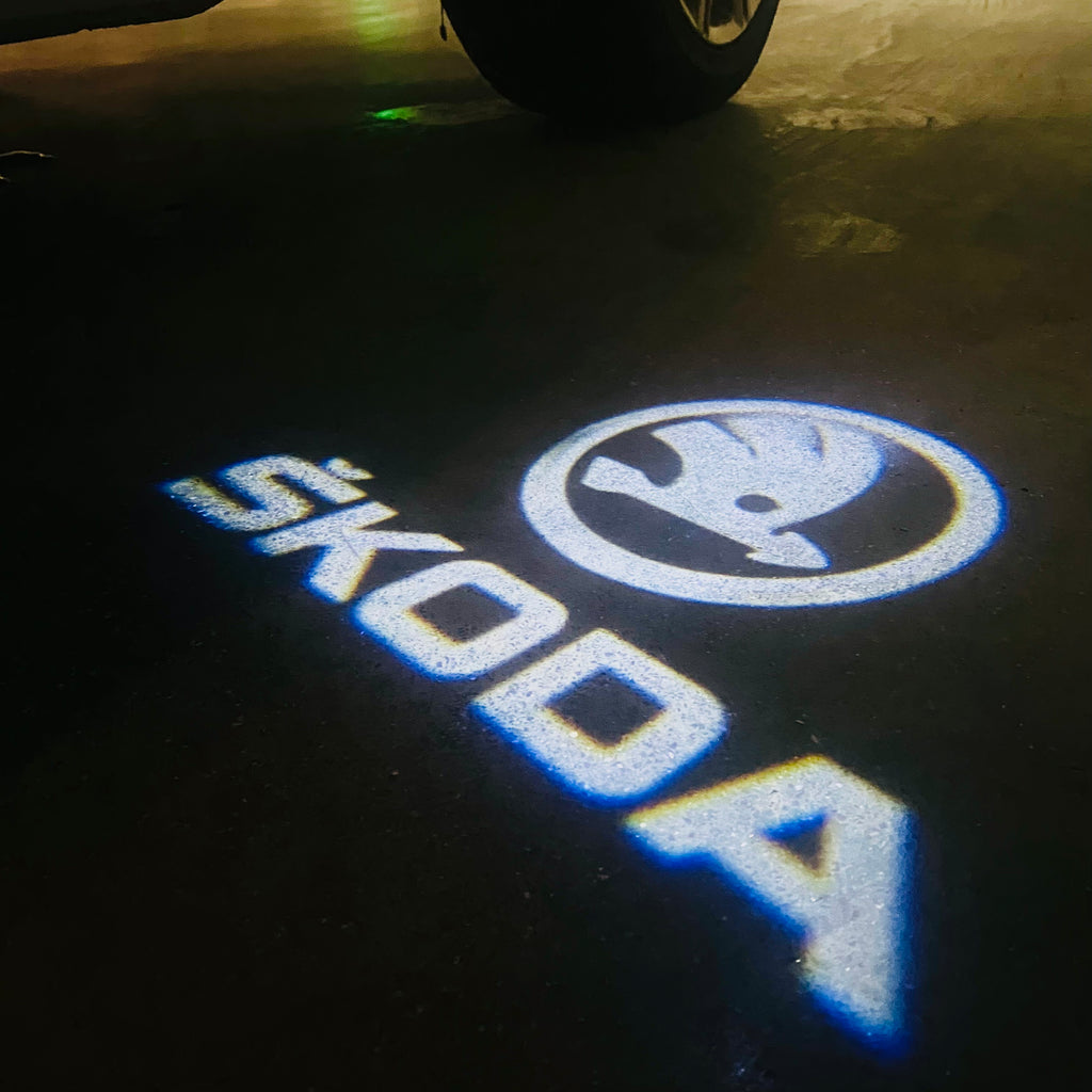 SKODA LOGO PROJECTOT LIGHTS Nr.09 (Menge 1 = 2 Logo Film / 2 Türleuchten)