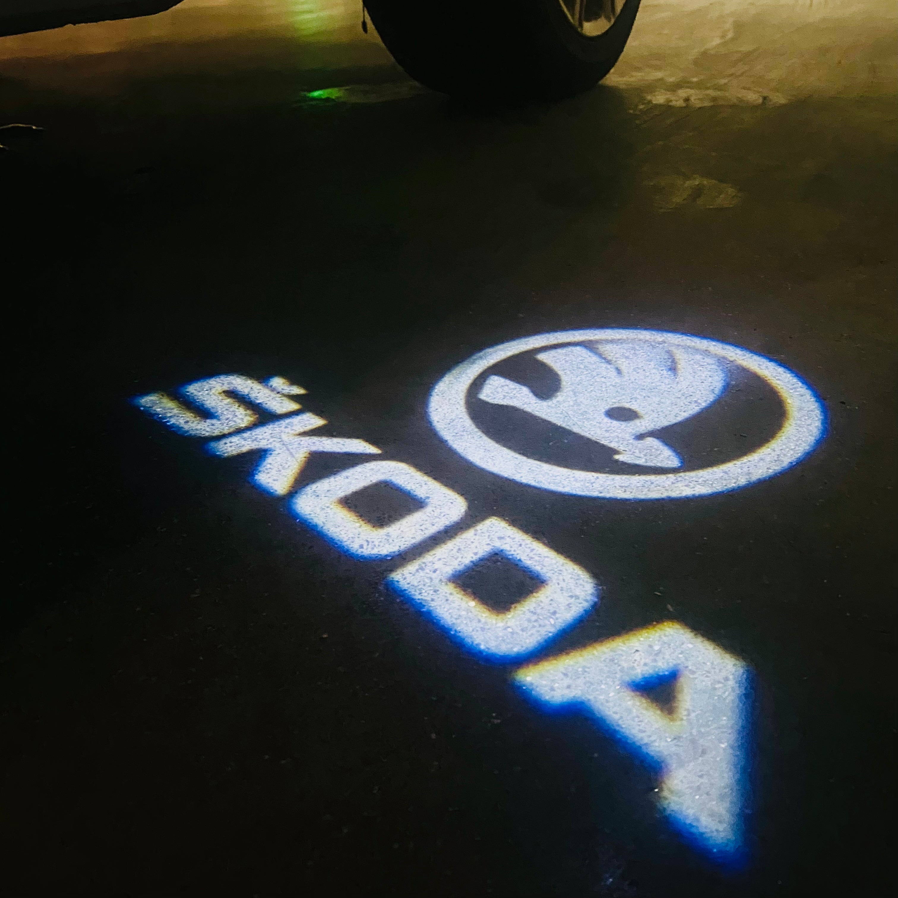 SKODA LOGO PROJECTOT LIGHTS Nr.09 (Menge 1 = 2 Logo Film / 2 Türleuchten)