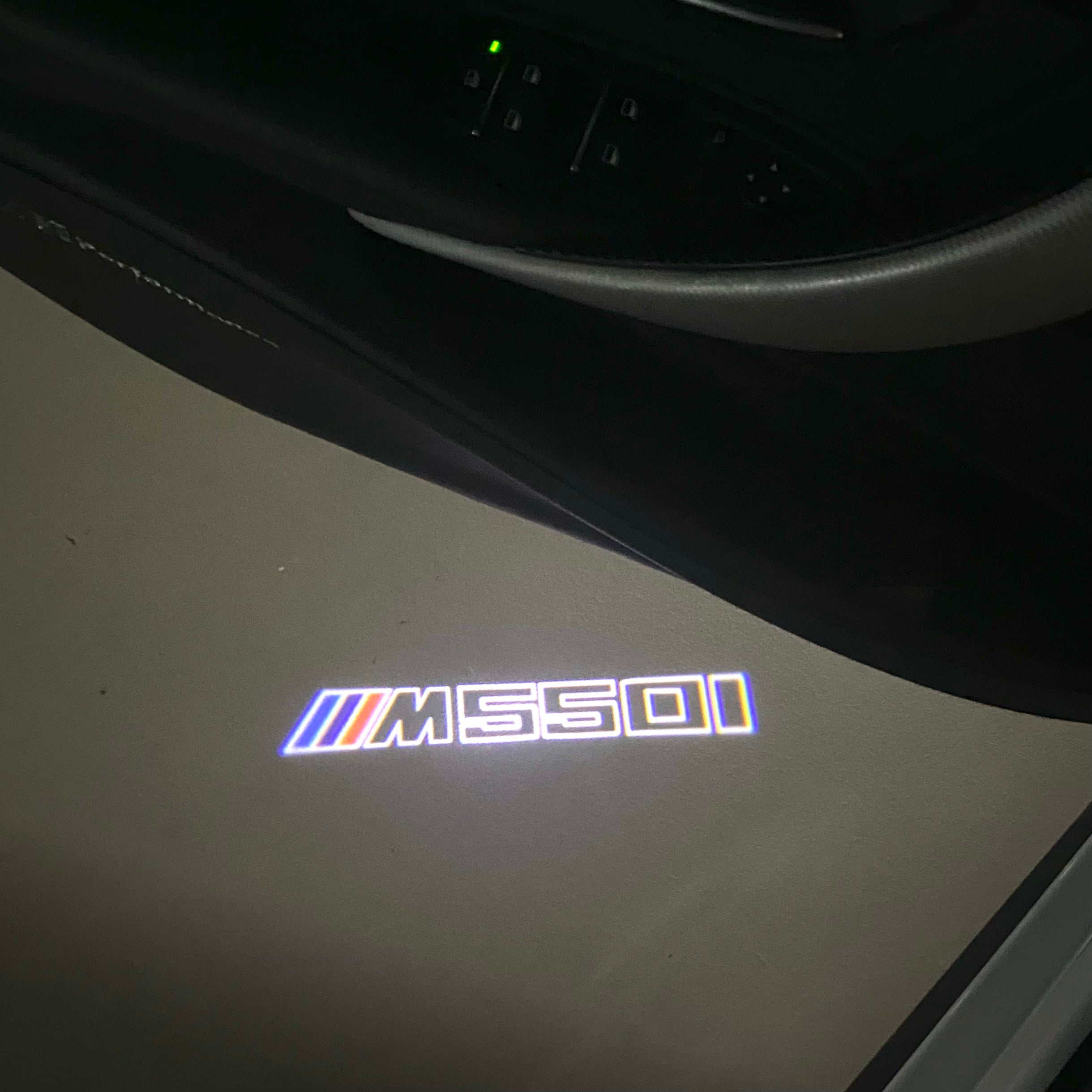 BMW   5 SERIES M550 i   LOGO PROJECTOT LIGHTS (quantity 1 = 1 sets/2 door lights) Nr.6024q93
