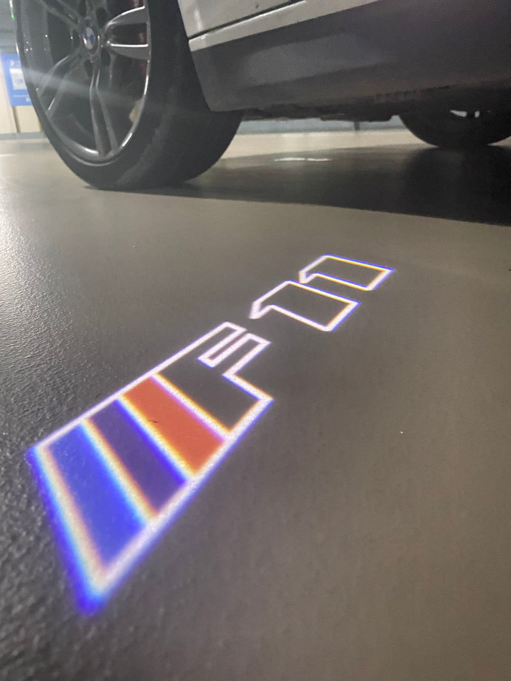 LUCES DE PROYECTOR DEL LOGOTIPO BMW M3 Nr.24 (cantidad 1 = 1 juegos / 2 luces de puerta)