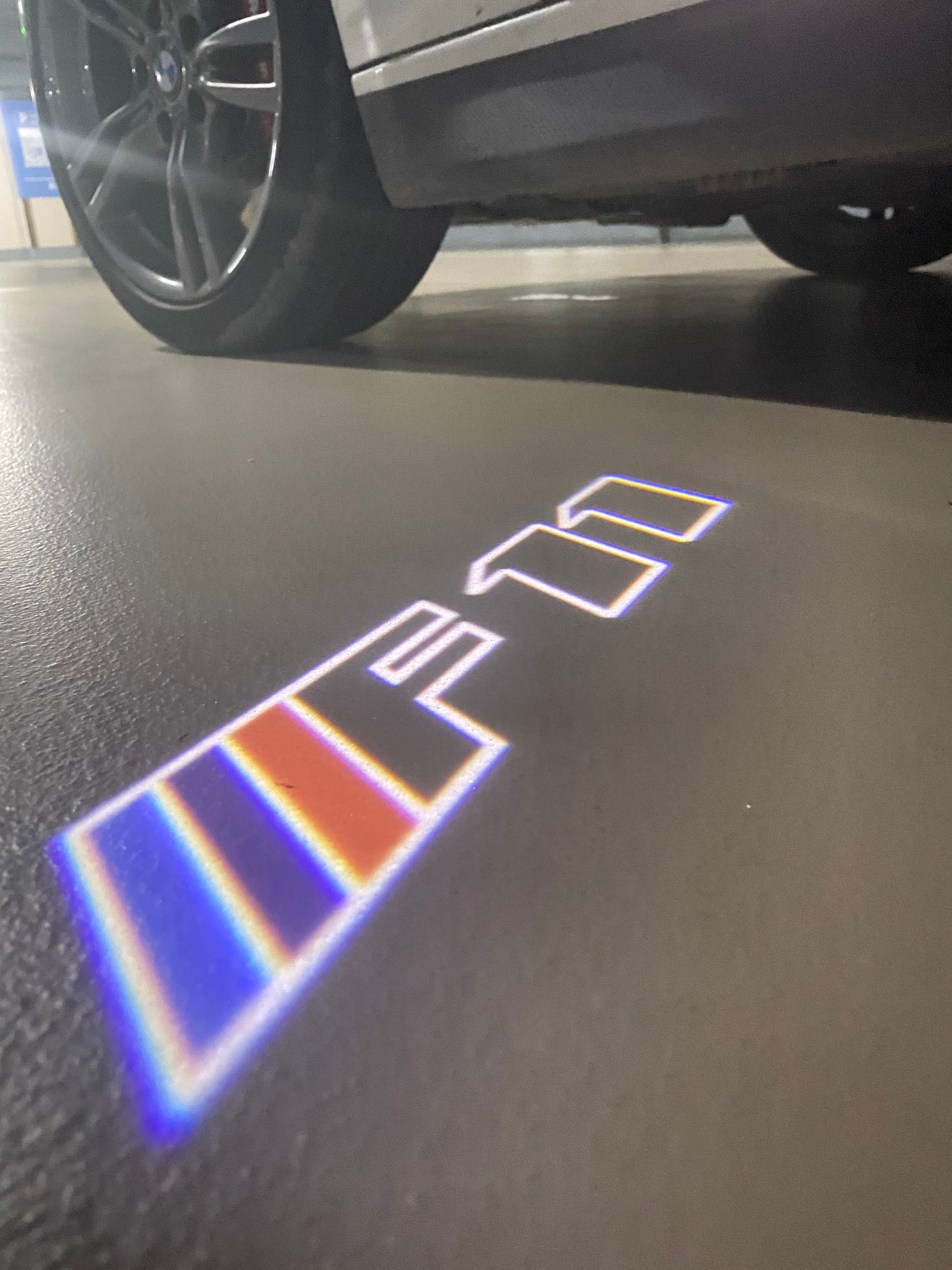 LUCES DE PROYECTOR DEL LOGOTIPO BMW M3 Nr.24 (cantidad 1 = 1 juegos / 2 luces de puerta)
