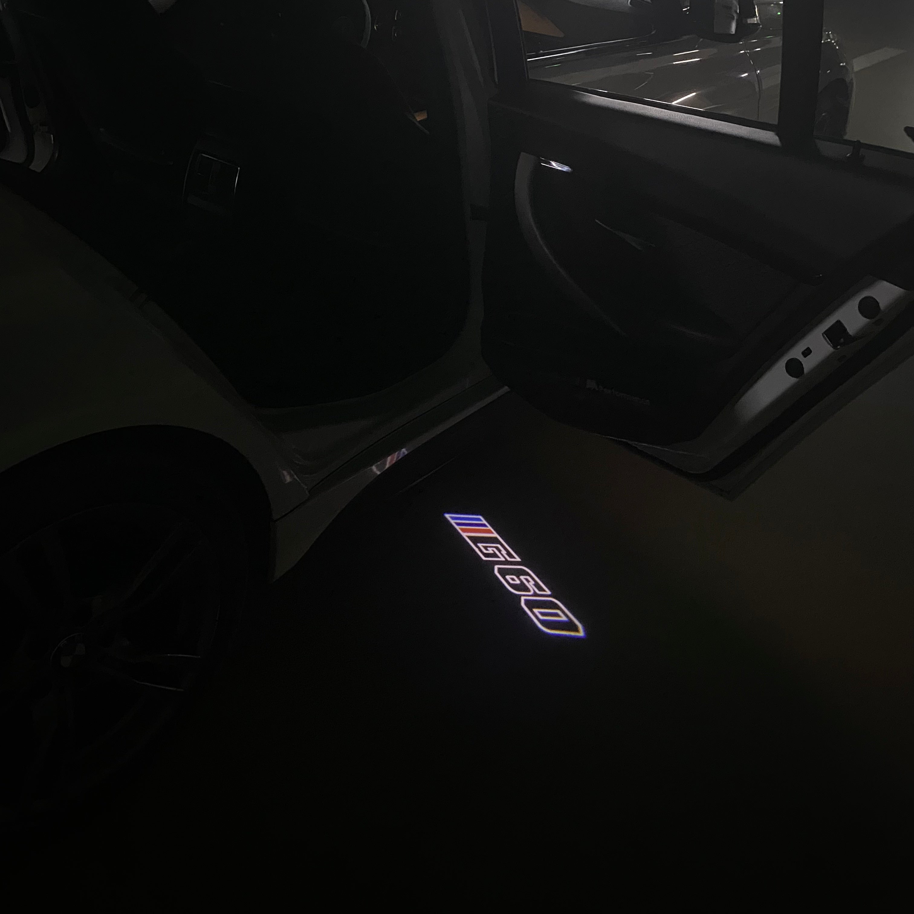 BMW   5 SERIES G60   LOGO PROJECTOT LIGHTS (quantity 1 = 1 sets/2 door lights) Nr.6024q91