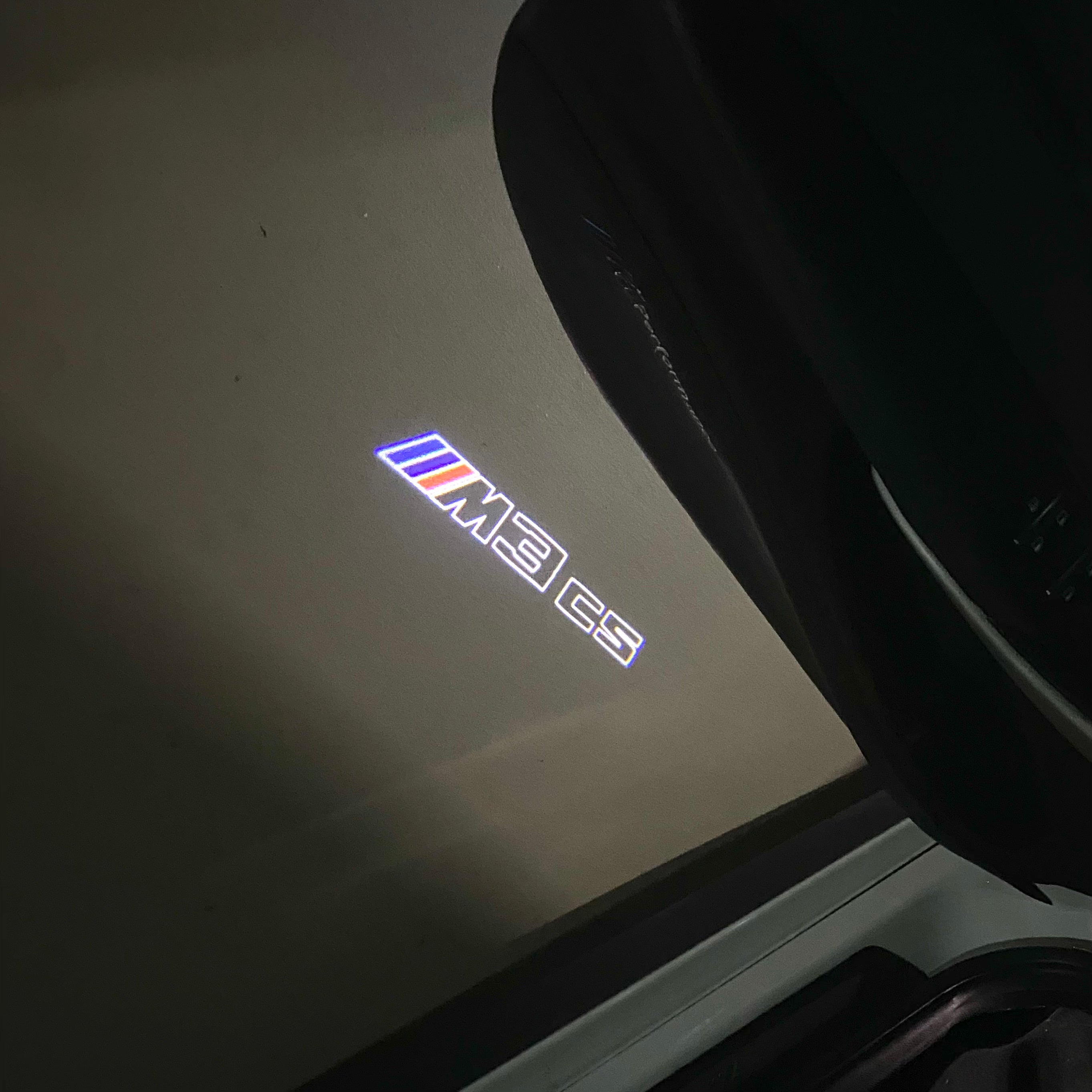 ÉCLAIRAGE DE PROJECTEUR BMW M3 LOGO Nr.24 (quantité 1 = 1 jeux / 2 feux de porte)