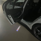 BMW M3 LOGO PROJECTOR LIGHTS Nr.24 (الكمية 1 = 1 مجموعة / 2 أضواء باب)