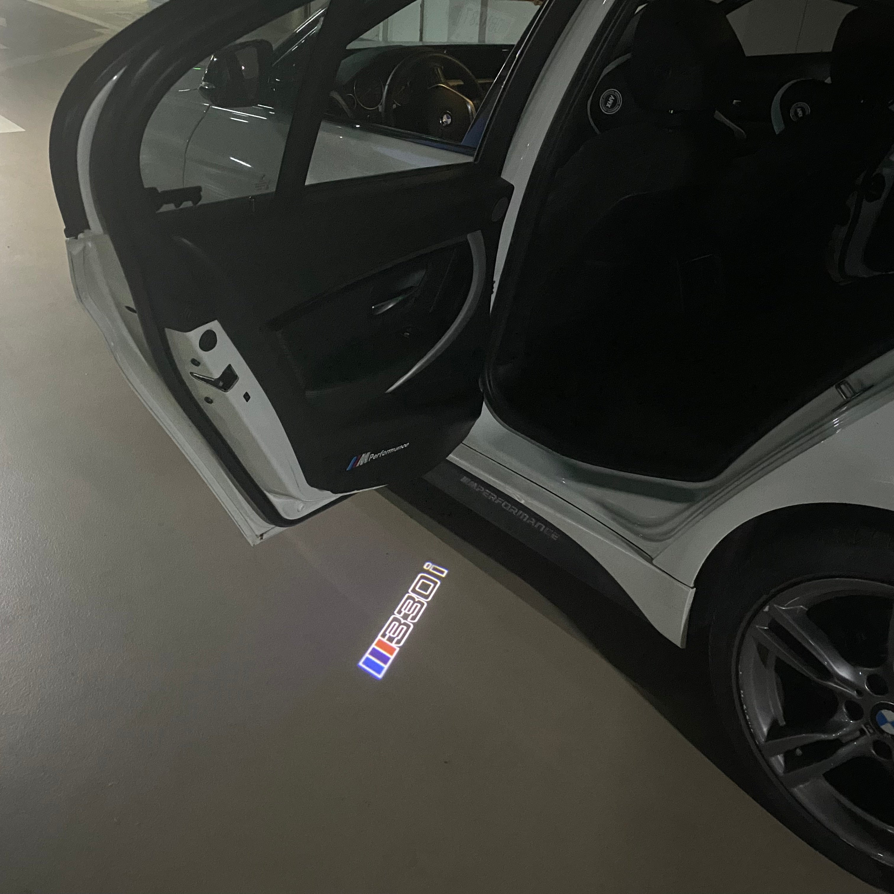 BMW M3 LOGO PROJECTOR LIGHTS Nr.24 (الكمية 1 = 1 مجموعة / 2 أضواء باب)