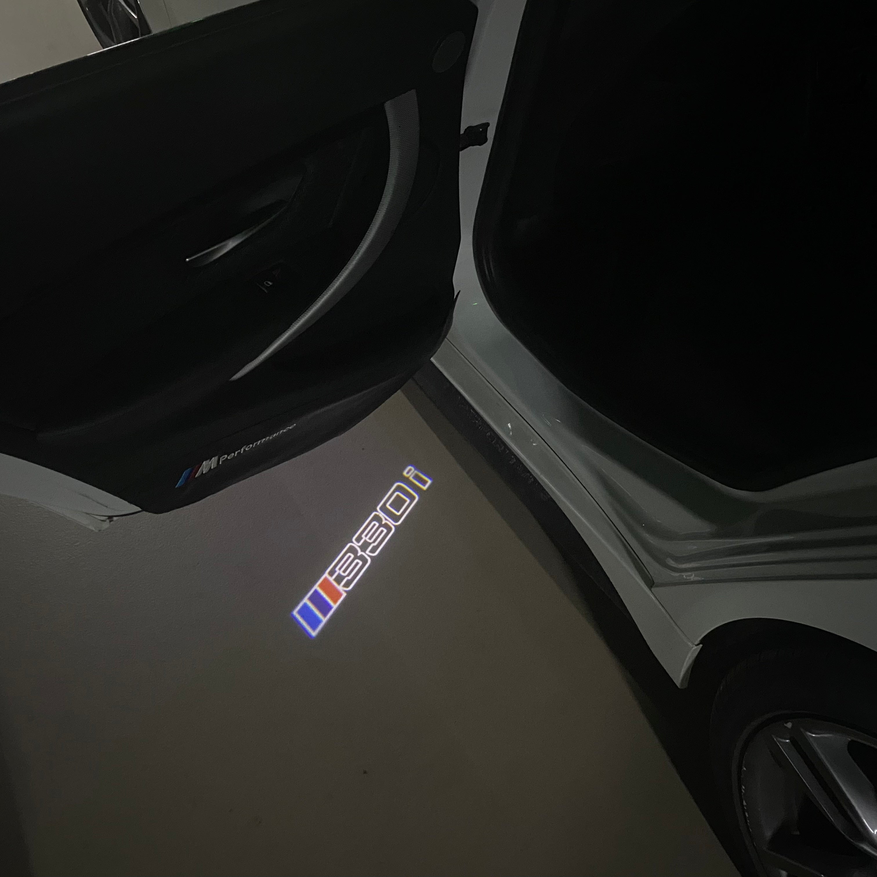 BMW M3 LOGO PROJECTOR LIGHTS Nr.24 (الكمية 1 = 1 مجموعة / 2 أضواء باب)