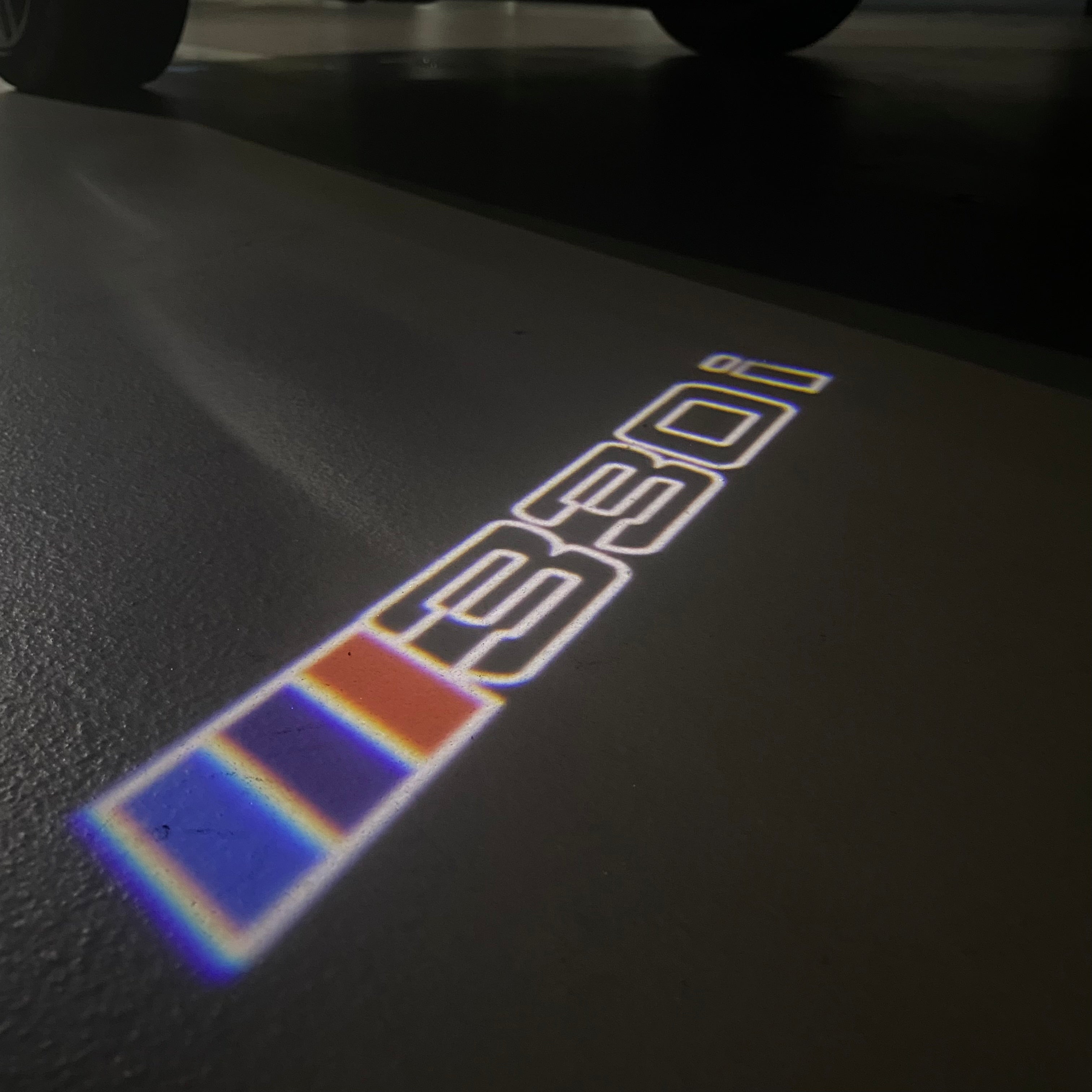BMW M3 LOGO PROJECTOR LIGHTS Nr.24 (الكمية 1 = 1 مجموعة / 2 أضواء باب)