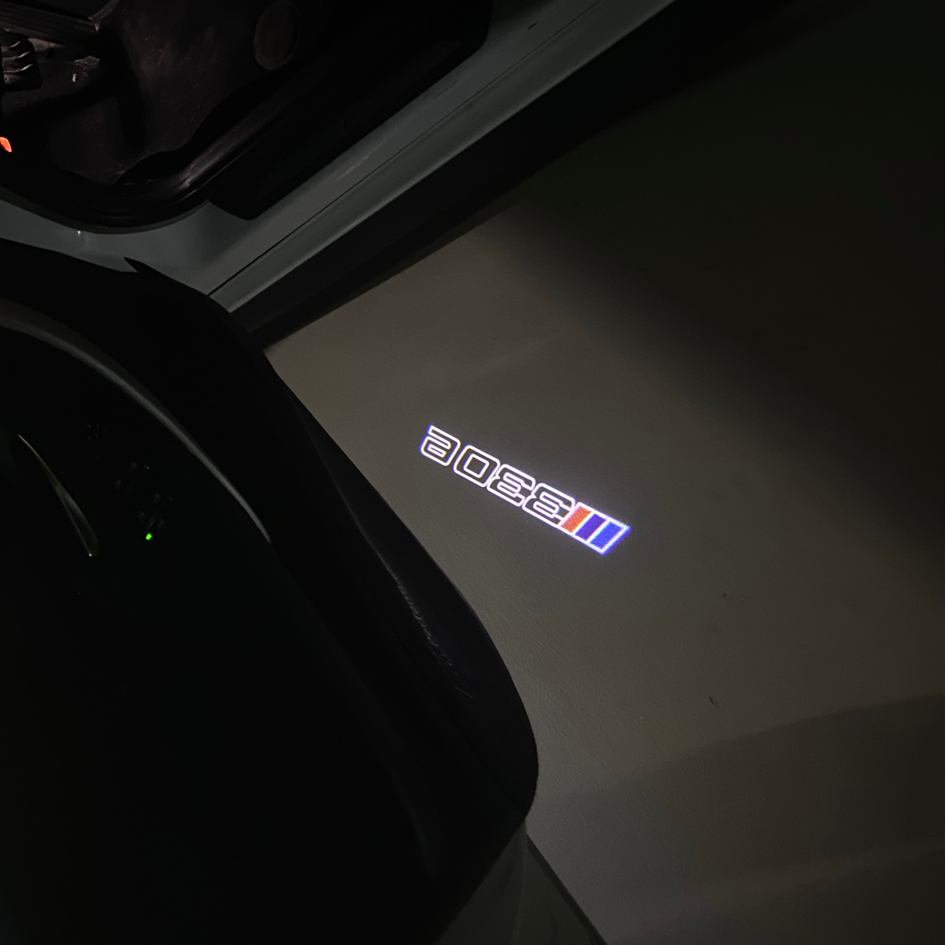 ÉCLAIRAGE DE PROJECTEUR BMW M3 LOGO Nr.24 (quantité 1 = 1 jeux / 2 feux de porte)