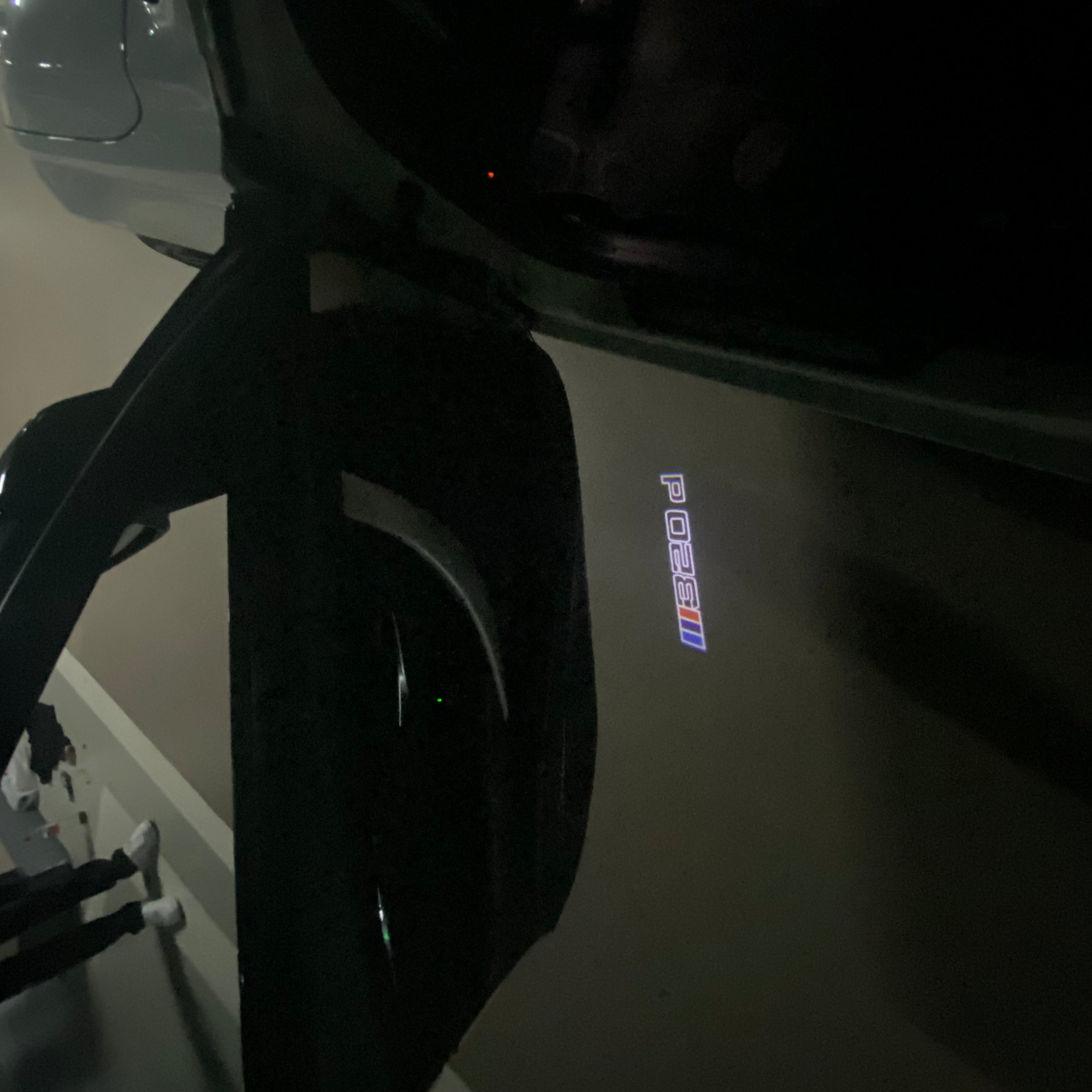 BMW 3 SERIES 320 d  LOGO PROJECTOT LIGHTS (quantity 1 = 1 sets/2 door lights) Nr.6024q50