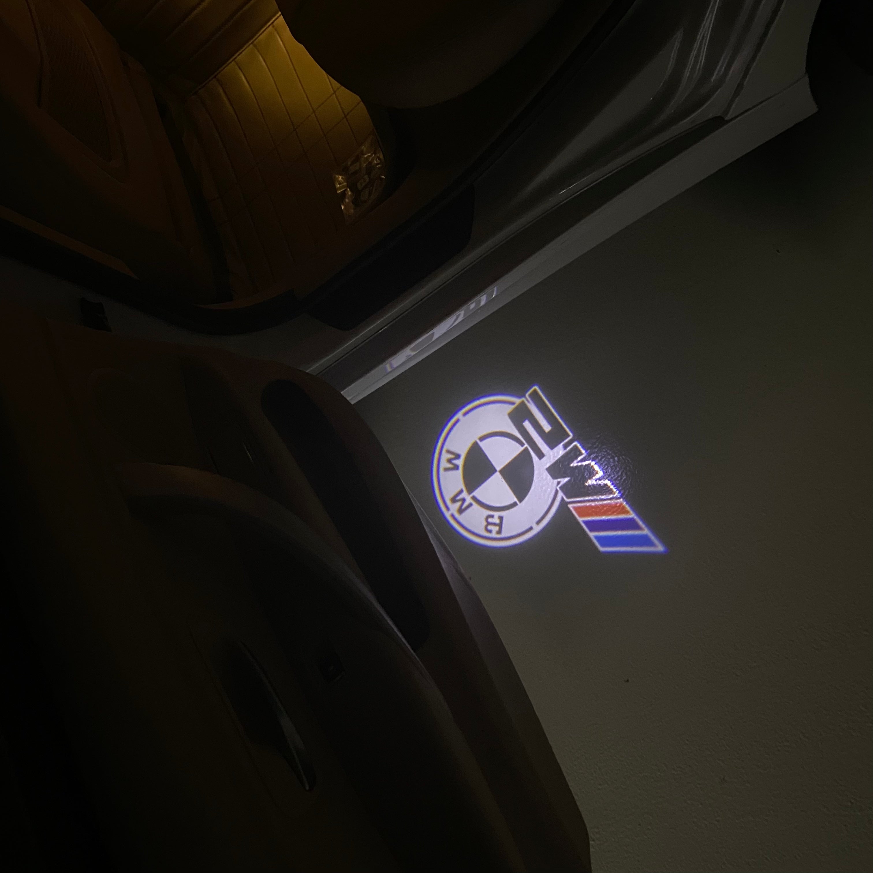 ÉCLAIRAGE DE PROJECTEUR BMW M3 LOGO Nr.24 (quantité 1 = 1 jeux / 2 feux de porte)