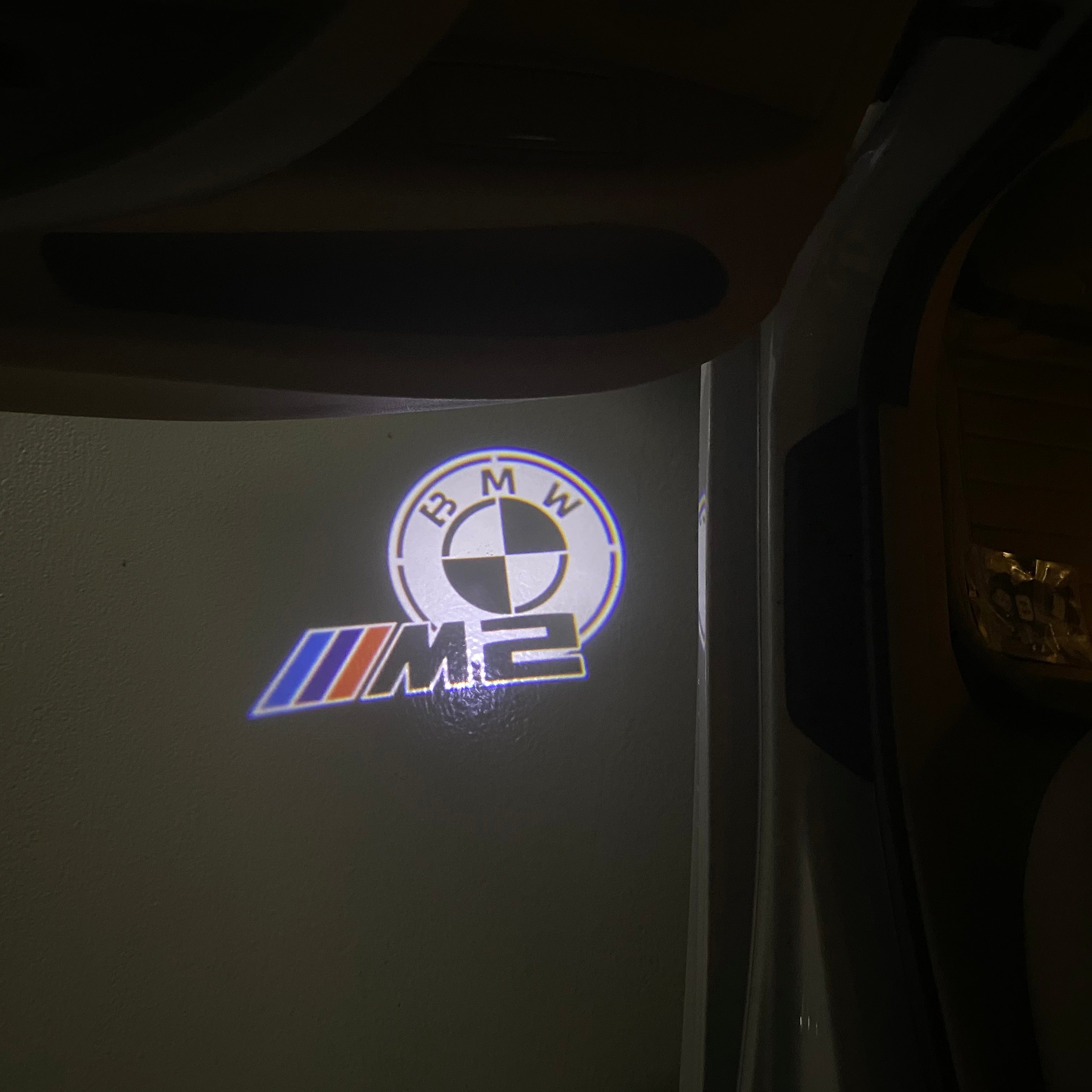 ÉCLAIRAGE DE PROJECTEUR BMW M3 LOGO Nr.24 (quantité 1 = 1 jeux / 2 feux de porte)