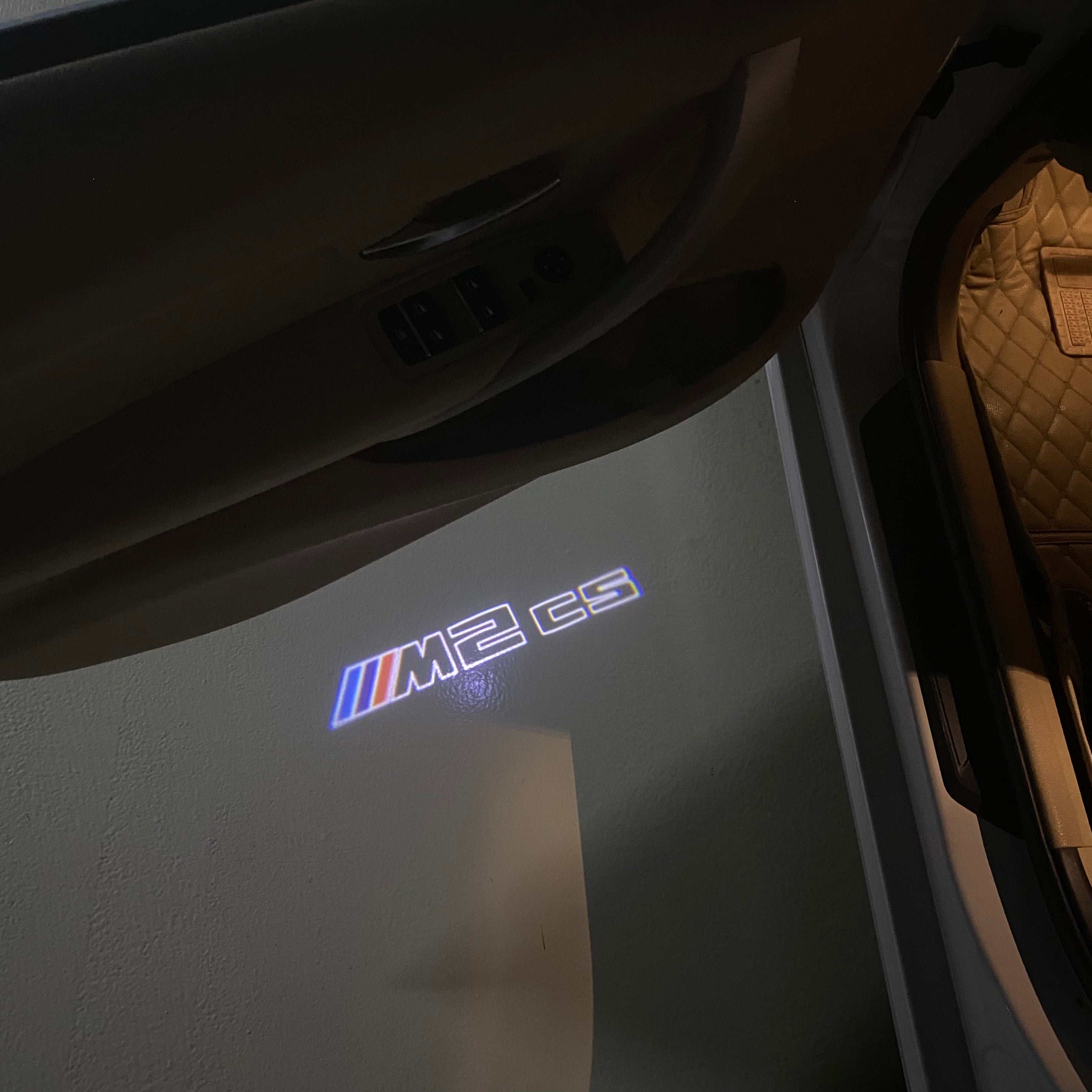 ÉCLAIRAGE DE PROJECTEUR BMW M3 LOGO Nr.24 (quantité 1 = 1 jeux / 2 feux de porte)