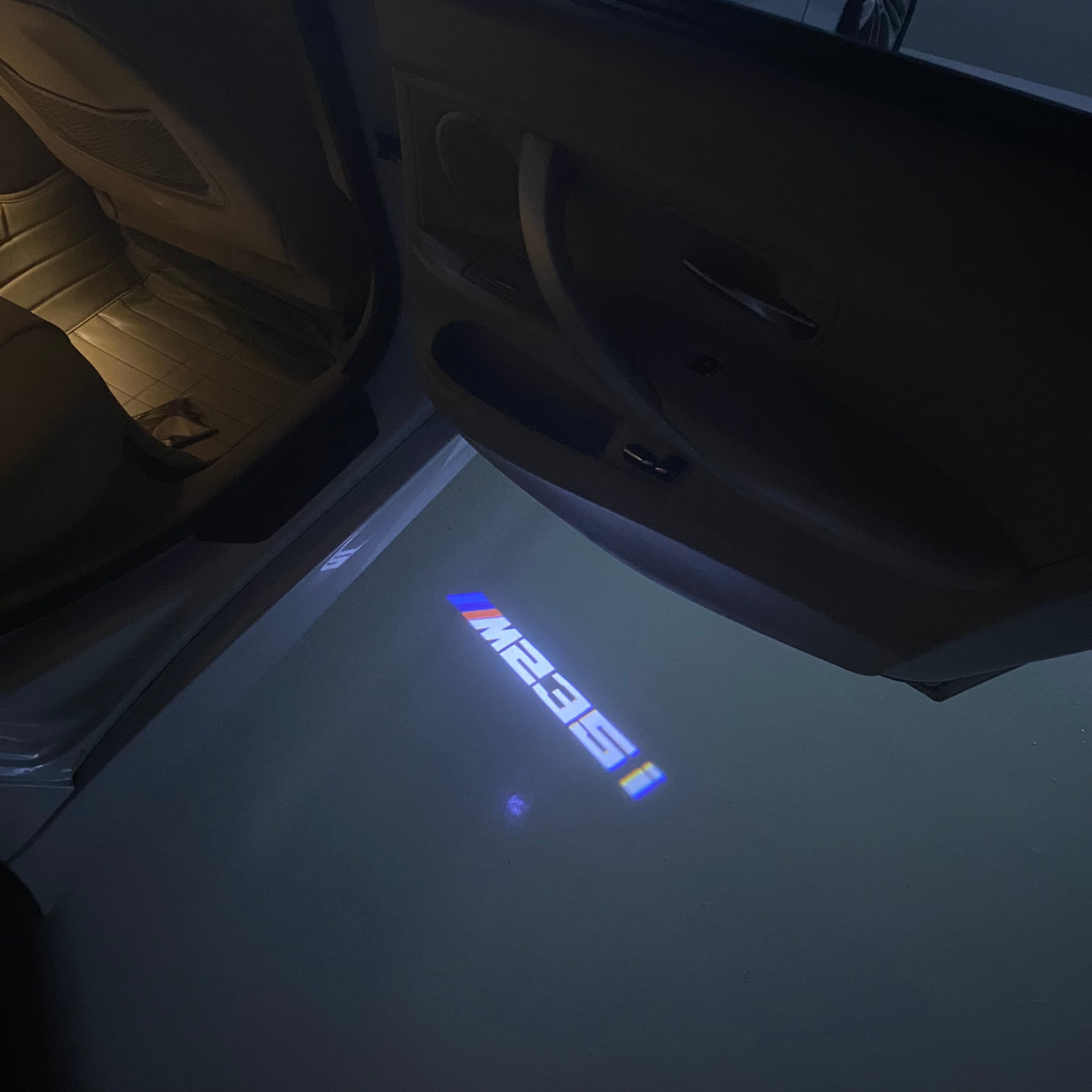 ÉCLAIRAGE DE PROJECTEUR BMW M3 LOGO Nr.24 (quantité 1 = 1 jeux / 2 feux de porte)