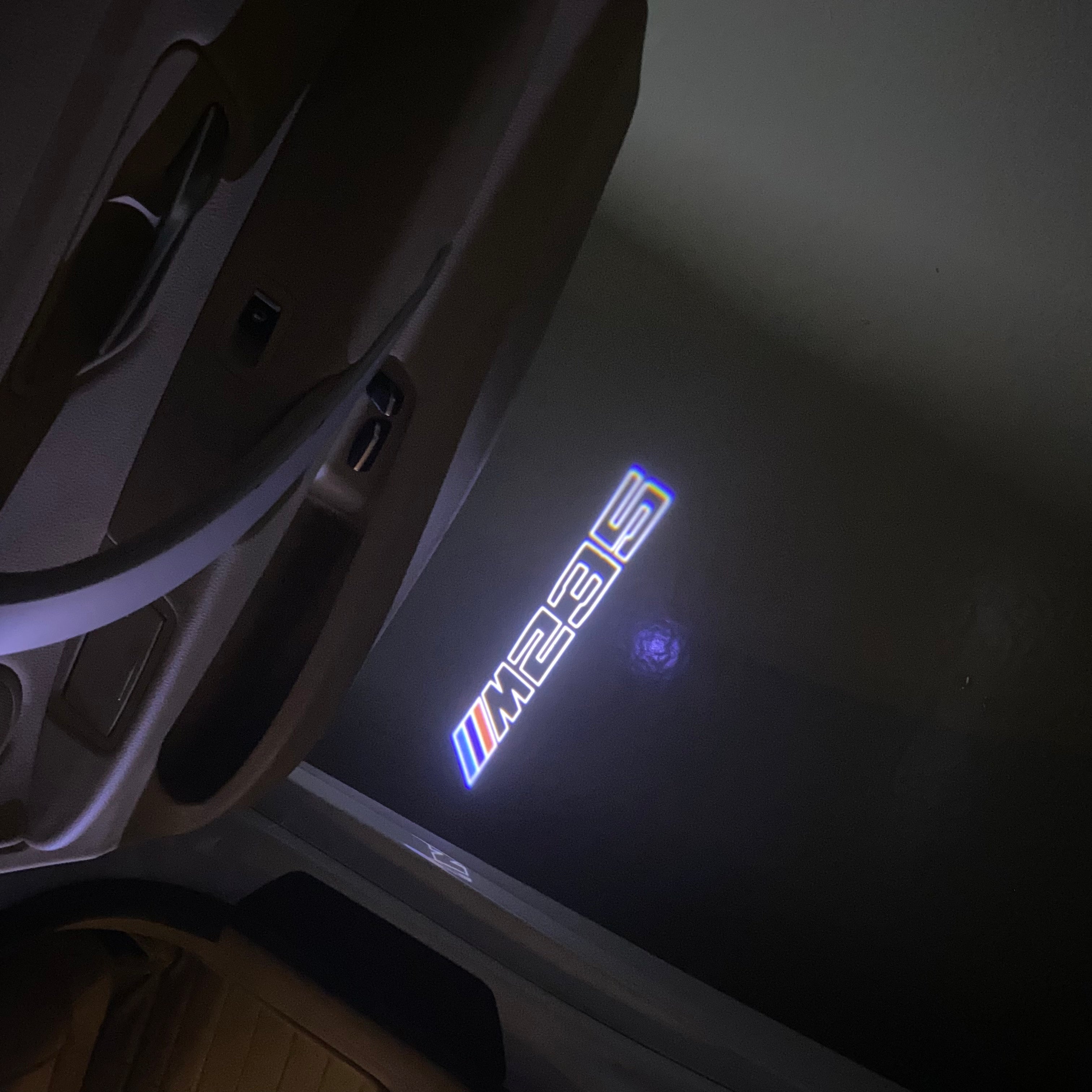 ÉCLAIRAGE DE PROJECTEUR BMW M3 LOGO Nr.24 (quantité 1 = 1 jeux / 2 feux de porte)