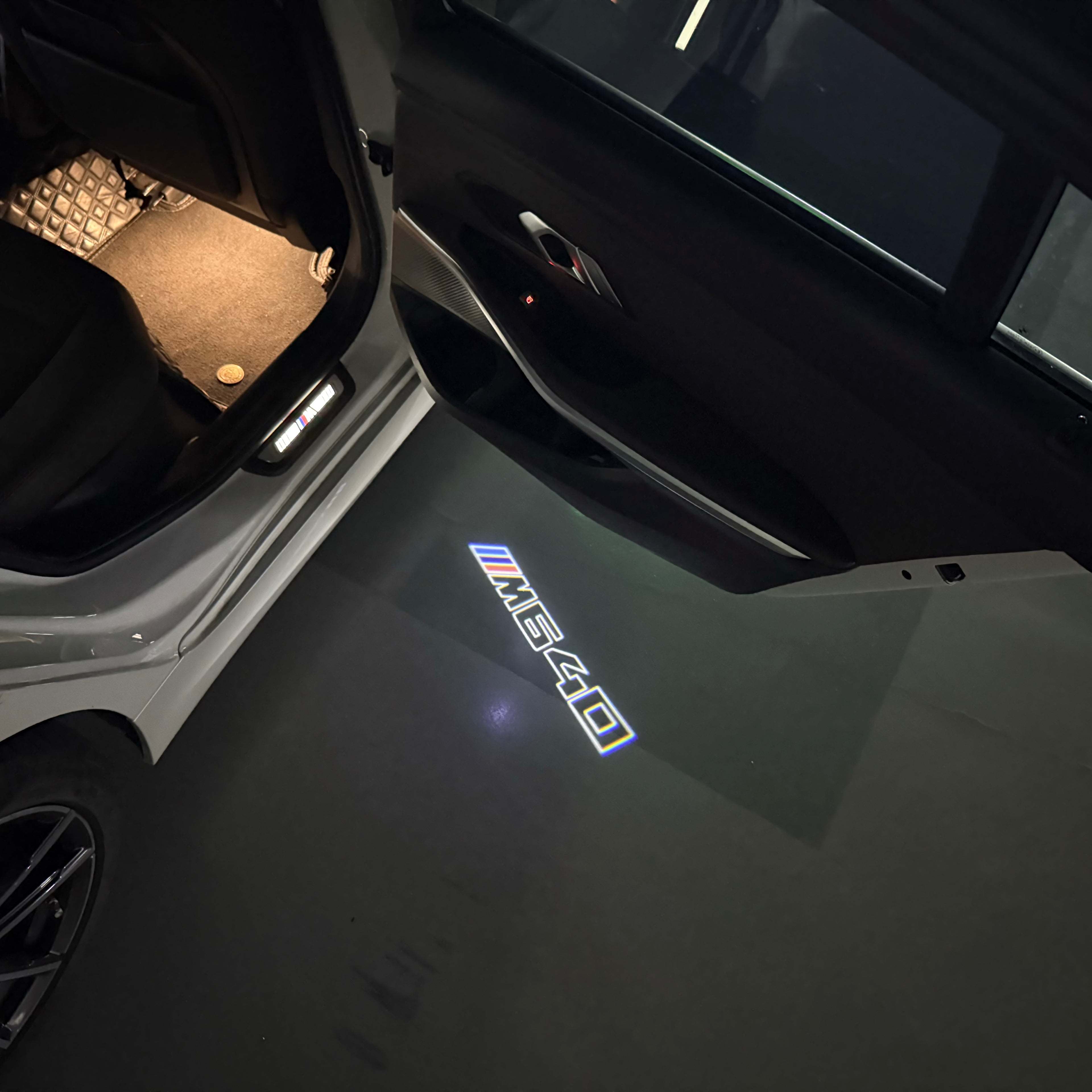 LUCES DE PROYECTOR DEL LOGOTIPO BMW M3 Nr.24 (cantidad 1 = 1 juegos / 2 luces de puerta)