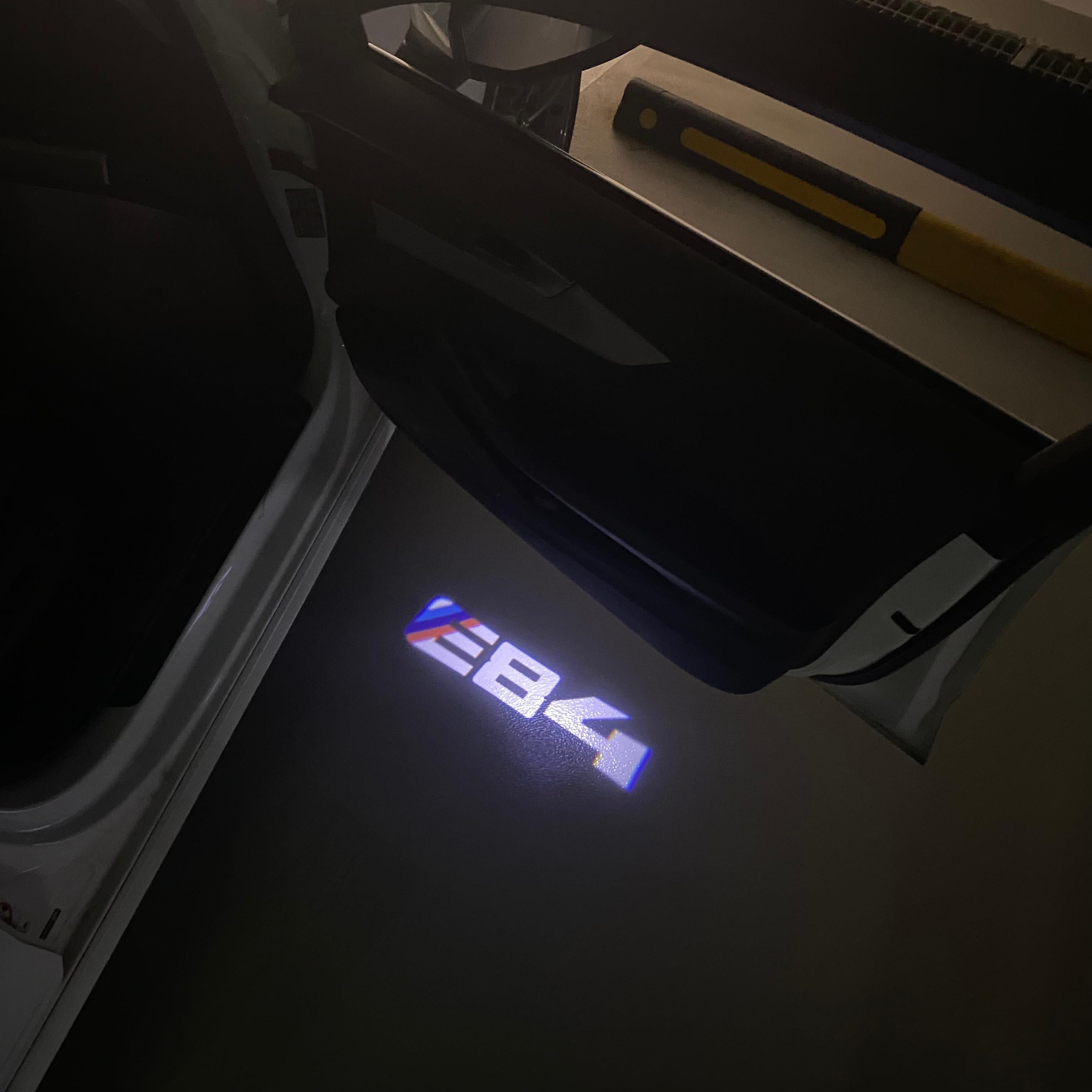 BMW M3 LOGO PROJECTOT LIGHTS Nr.24 (Menge 1 = 1 Sets/2 Türleuchten)
