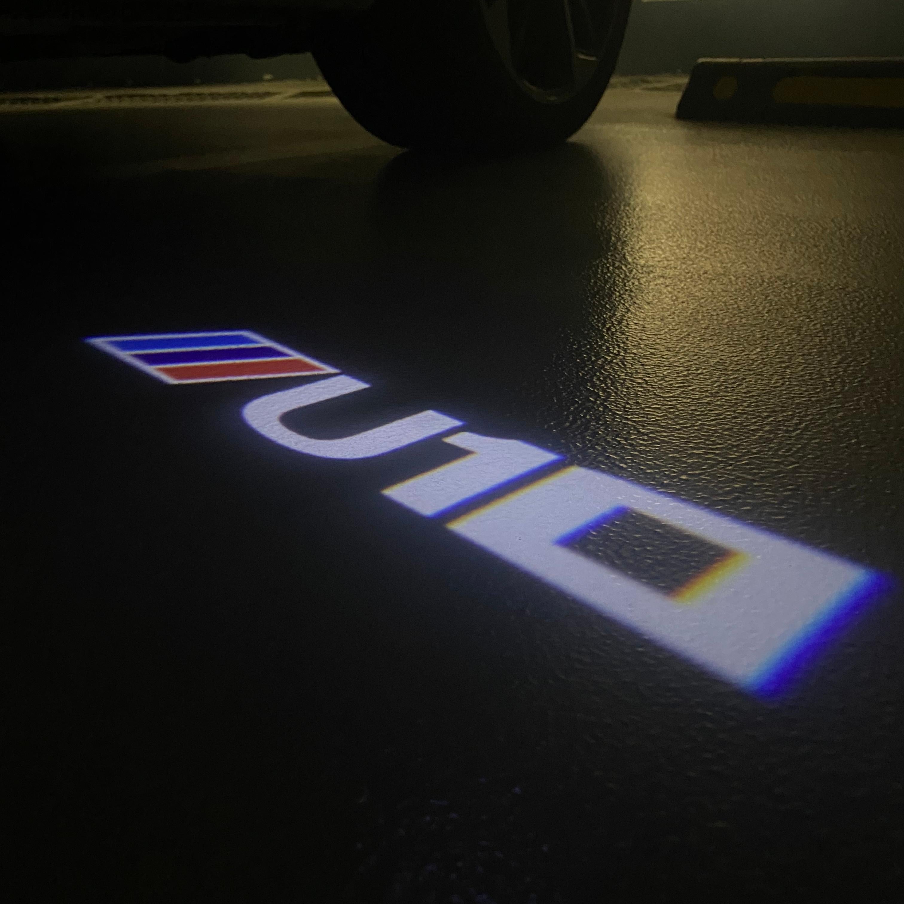 BMW M3 LOGO PROJECTOR LIGHTS Nr.24 (الكمية 1 = 1 مجموعة / 2 أضواء باب)