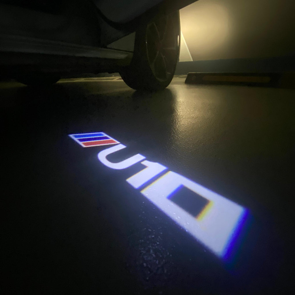 BMW M3 LOGO PROJECTOR LIGHTS Nr.24 (الكمية 1 = 1 مجموعة / 2 أضواء باب)